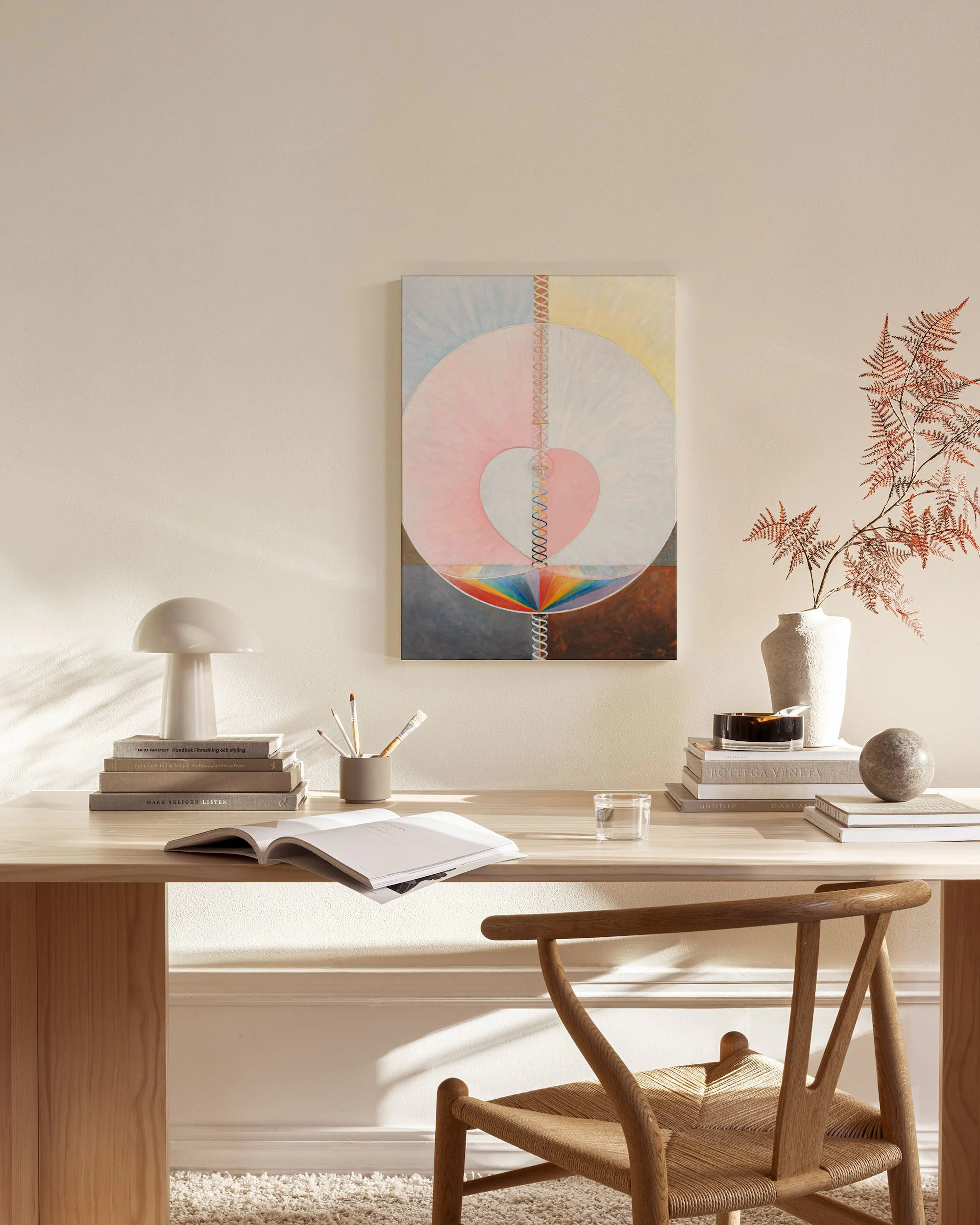 Stampa su tela astratta con un cuore rosa e cerchi, una spirale colorata e un arcobaleno.