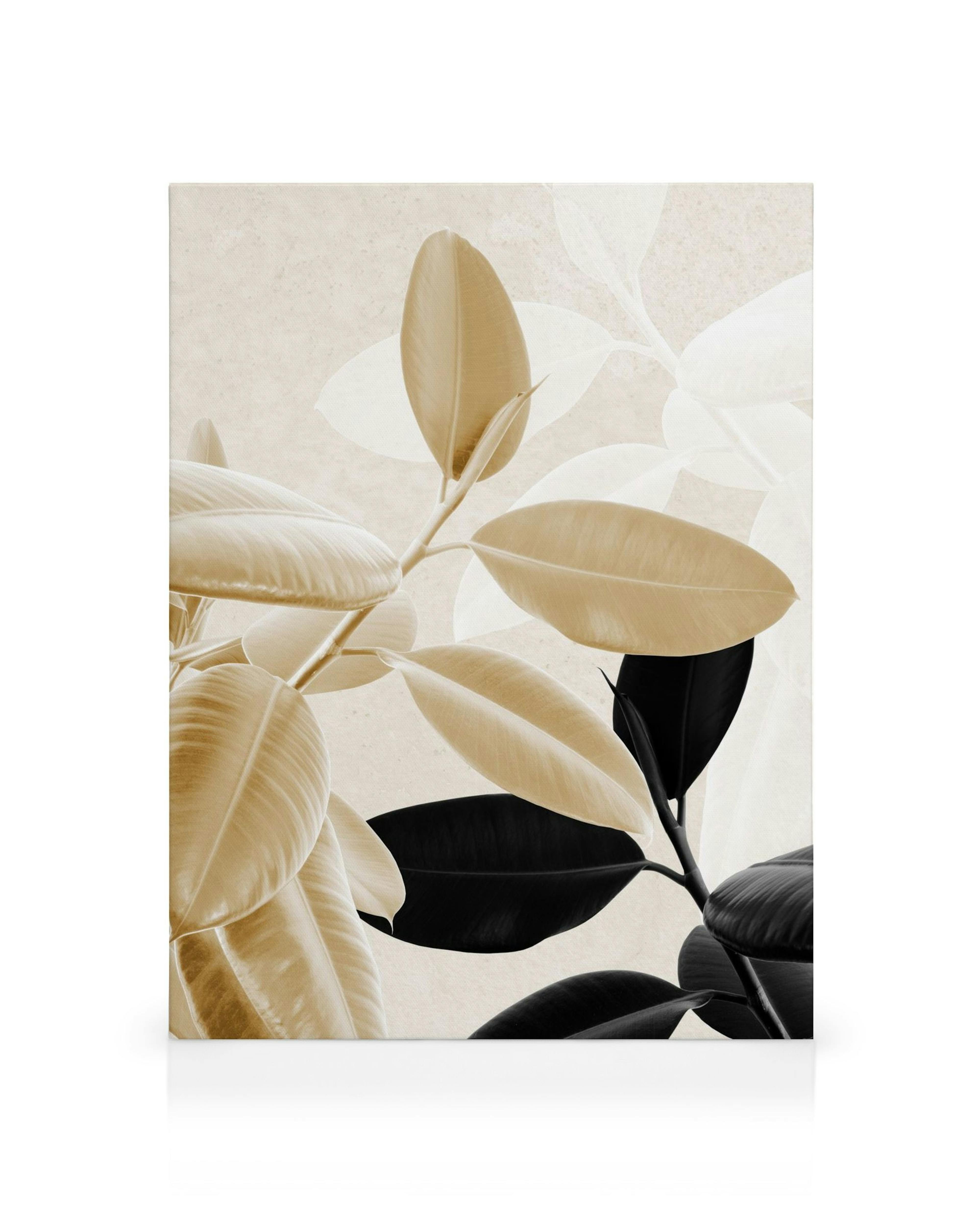 Lienzo de hojas superpuestas en beige y negro sobre fondo beige texturizado, algunas translúcidas, creando contraste botánico.