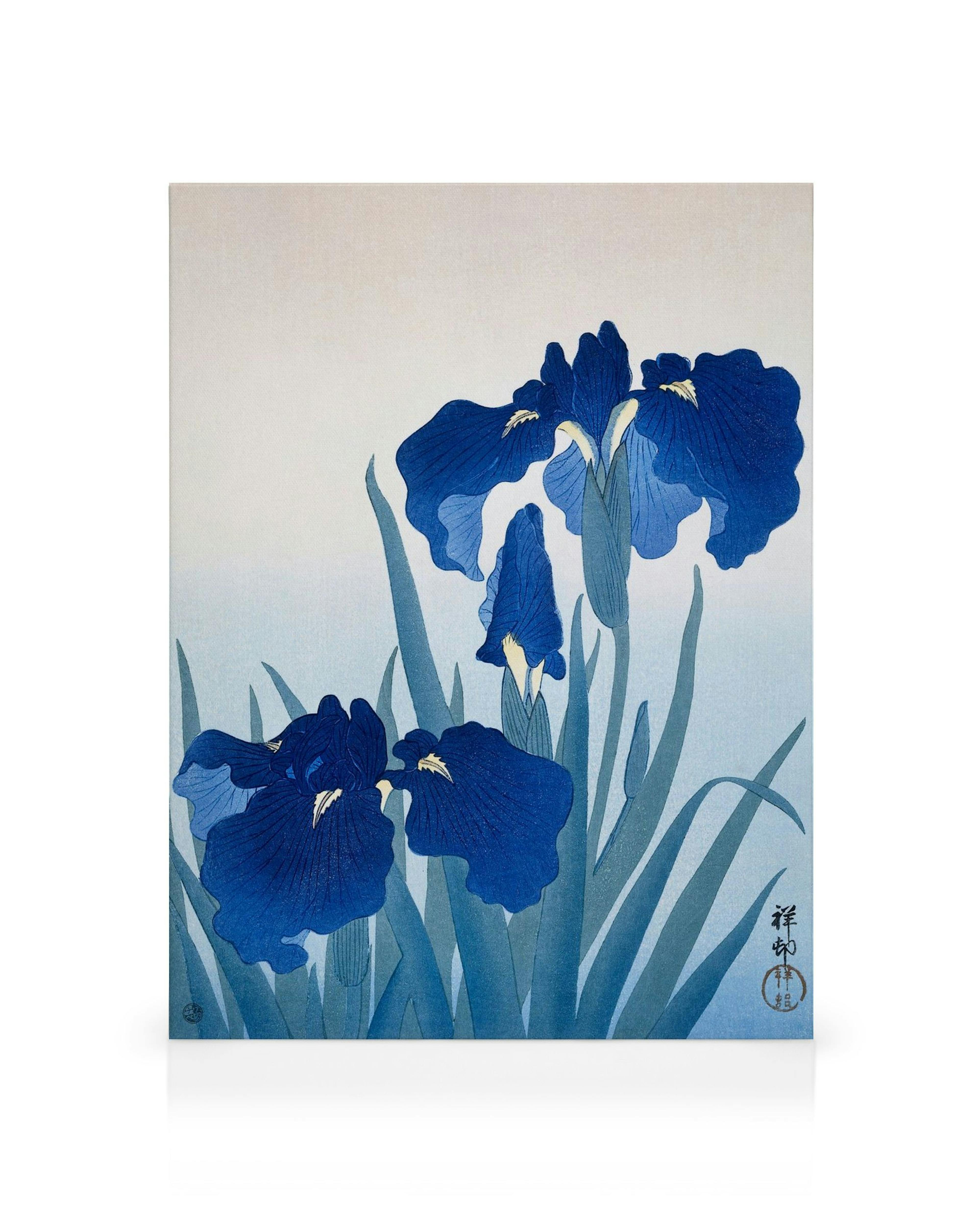 Toile de Ohara Koson, iris bleus et feuilles vertes sur fond clair. Typographie japonaise en bas à droite.