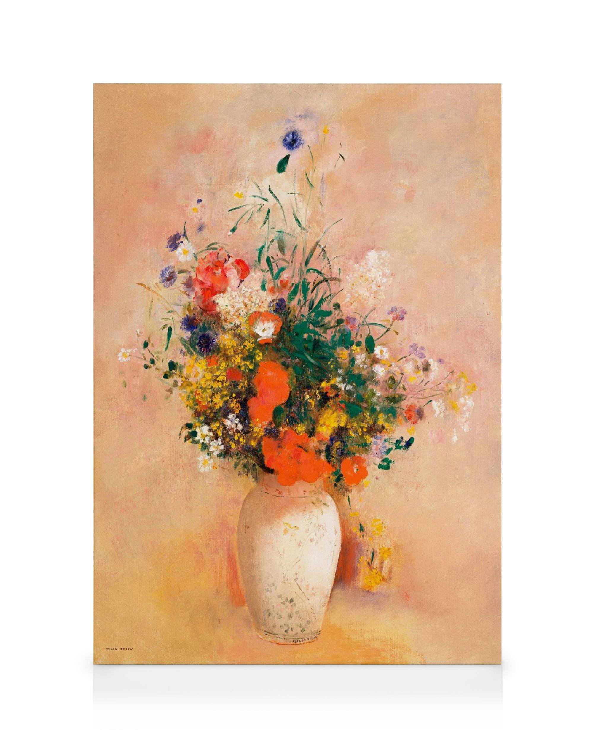 Levende blomster i vase på ferskenfarget bakgrunn. Fargerikt blomsterlerret med rød, gul og lilla flora.