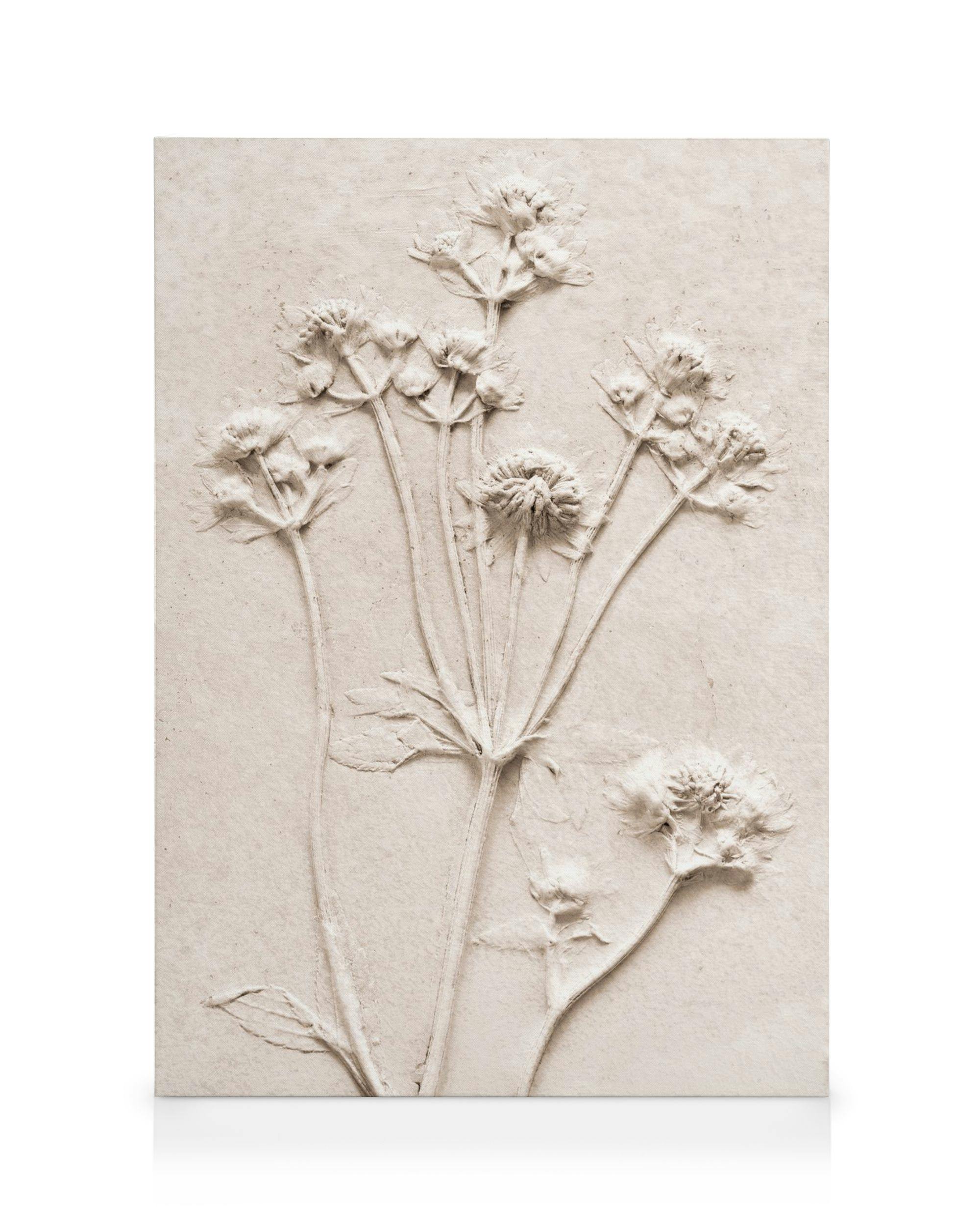 Toile avec des fleurs en relief aux tons neutres sur fond beige uni, texture douce pour une décoration murale