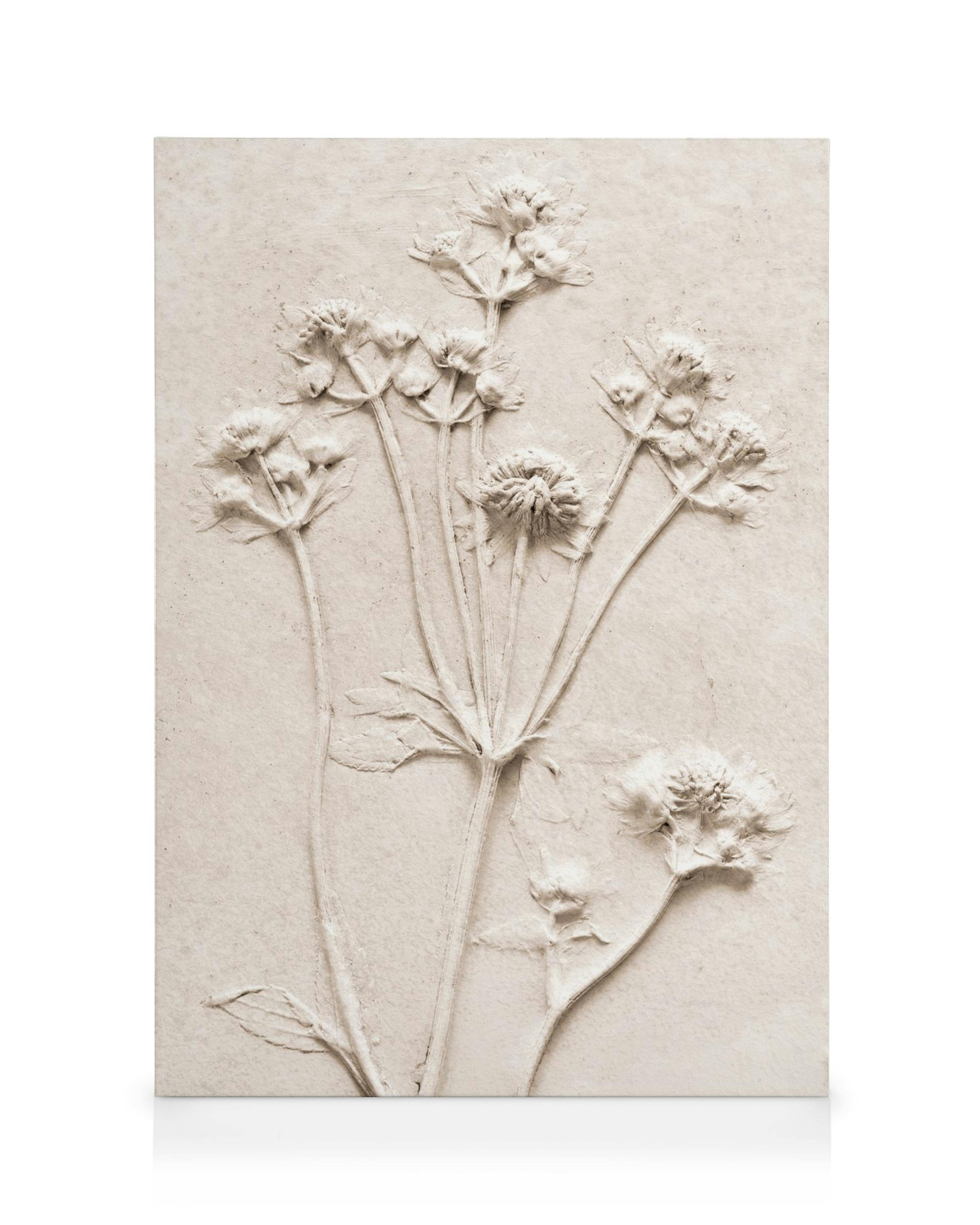 Toile avec des fleurs en relief aux tons neutres sur fond beige uni, texture douce pour une décoration murale