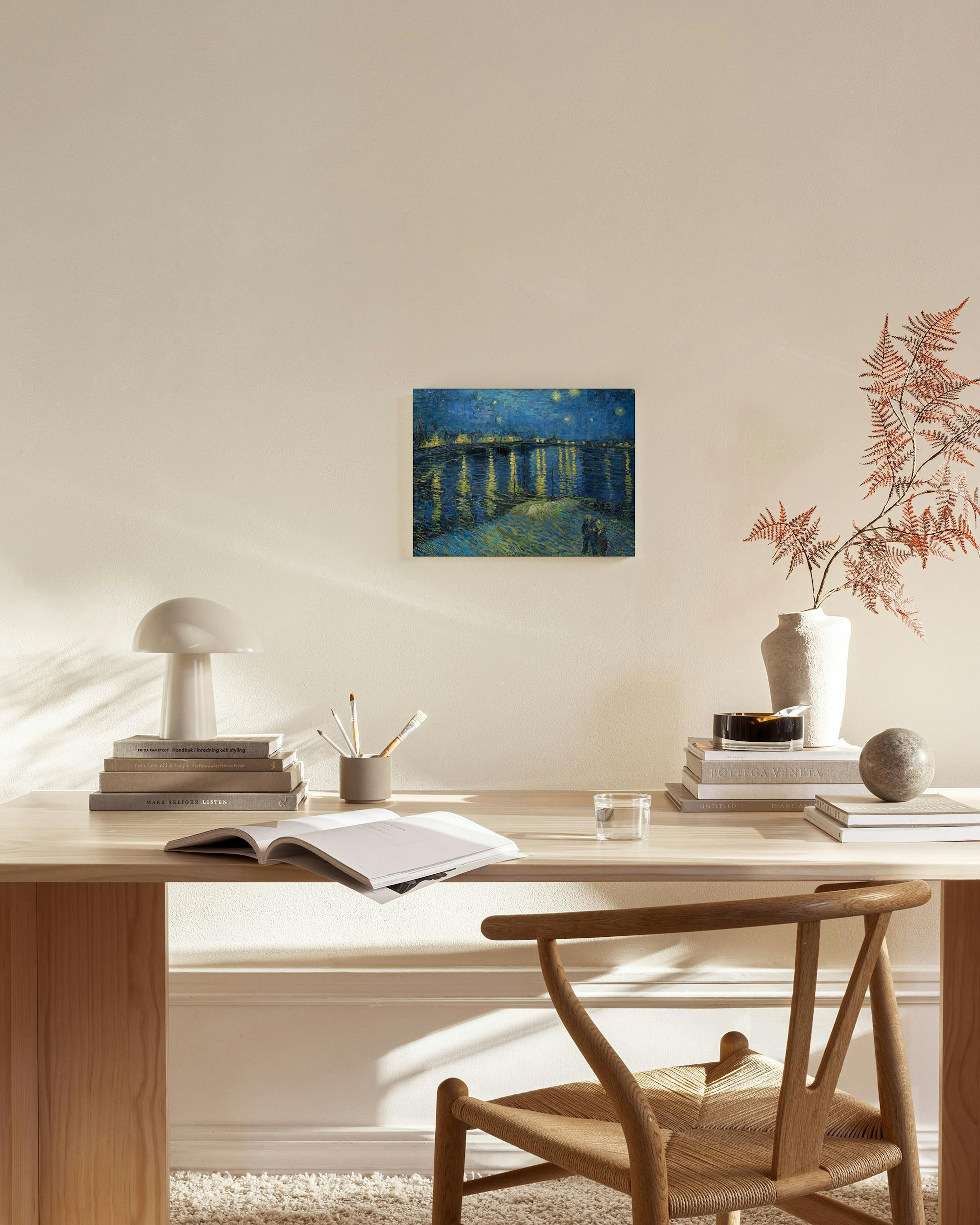 Leinwandbild von Van Goghs Sternennacht über der Rhône in einem modernen Wohnzimmer.