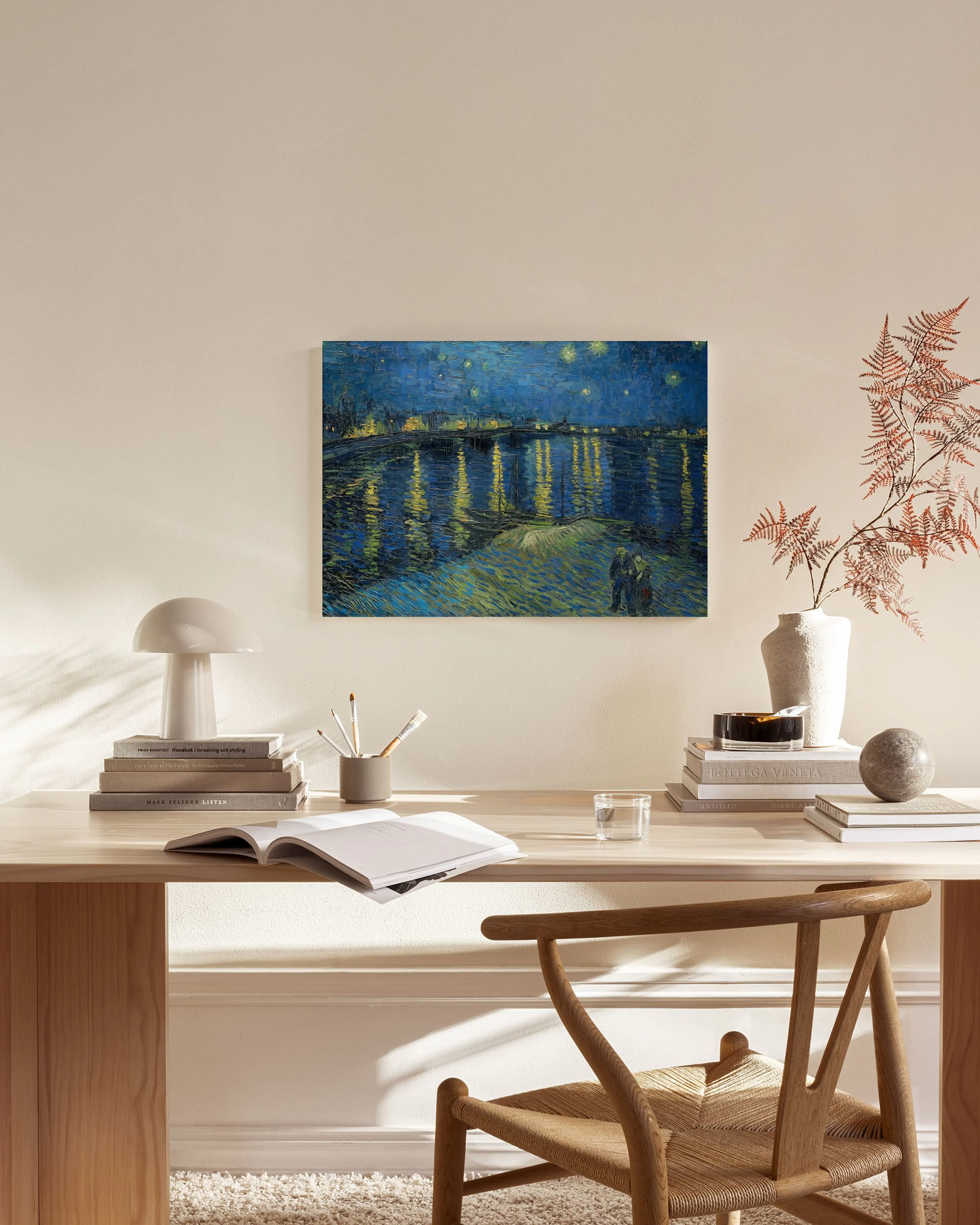Stampa su tela de La Notte Stellata di Van Gogh, appesa in un soggiorno moderno sopra una credenza in legno.
