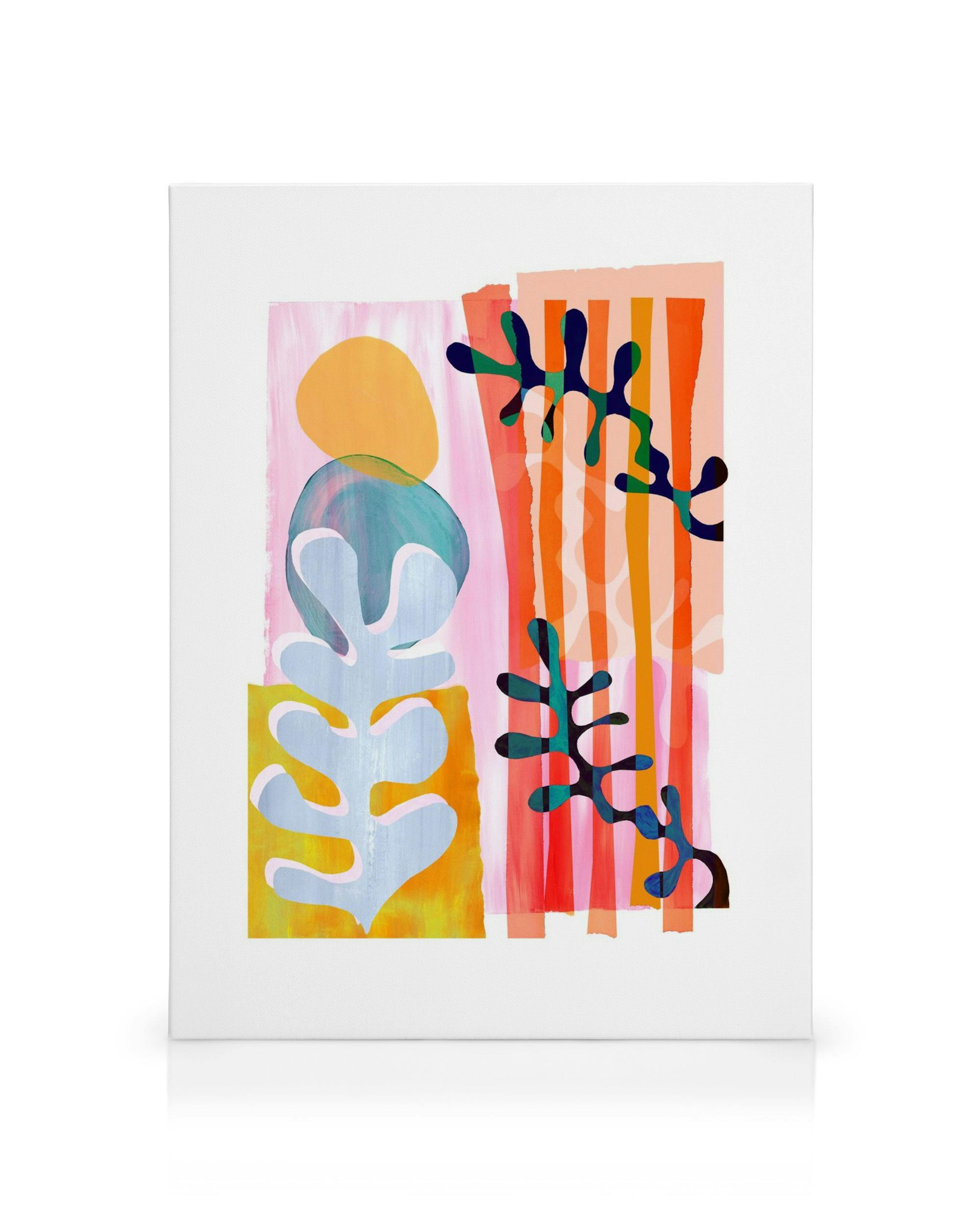 Lienzo abstracto colorido con hojas marinas azules y negras, círculos amarillos y azules, y rayas naranjas y rosadas.