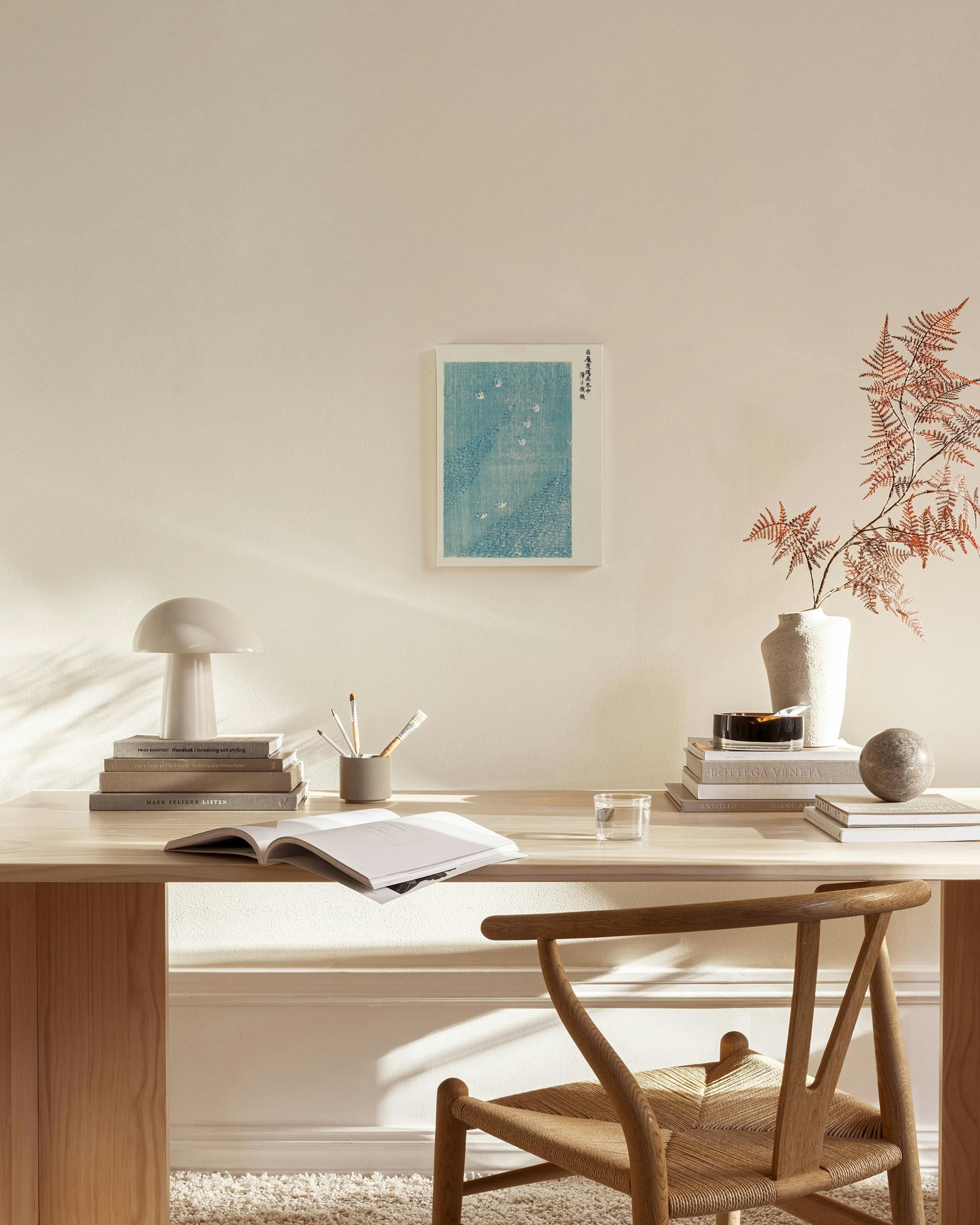 Japanilainen kanvaasi, jossa toistuva kuvio, joka luo vaikutelman veden pinnalla uivista valkoisista joutsenista.