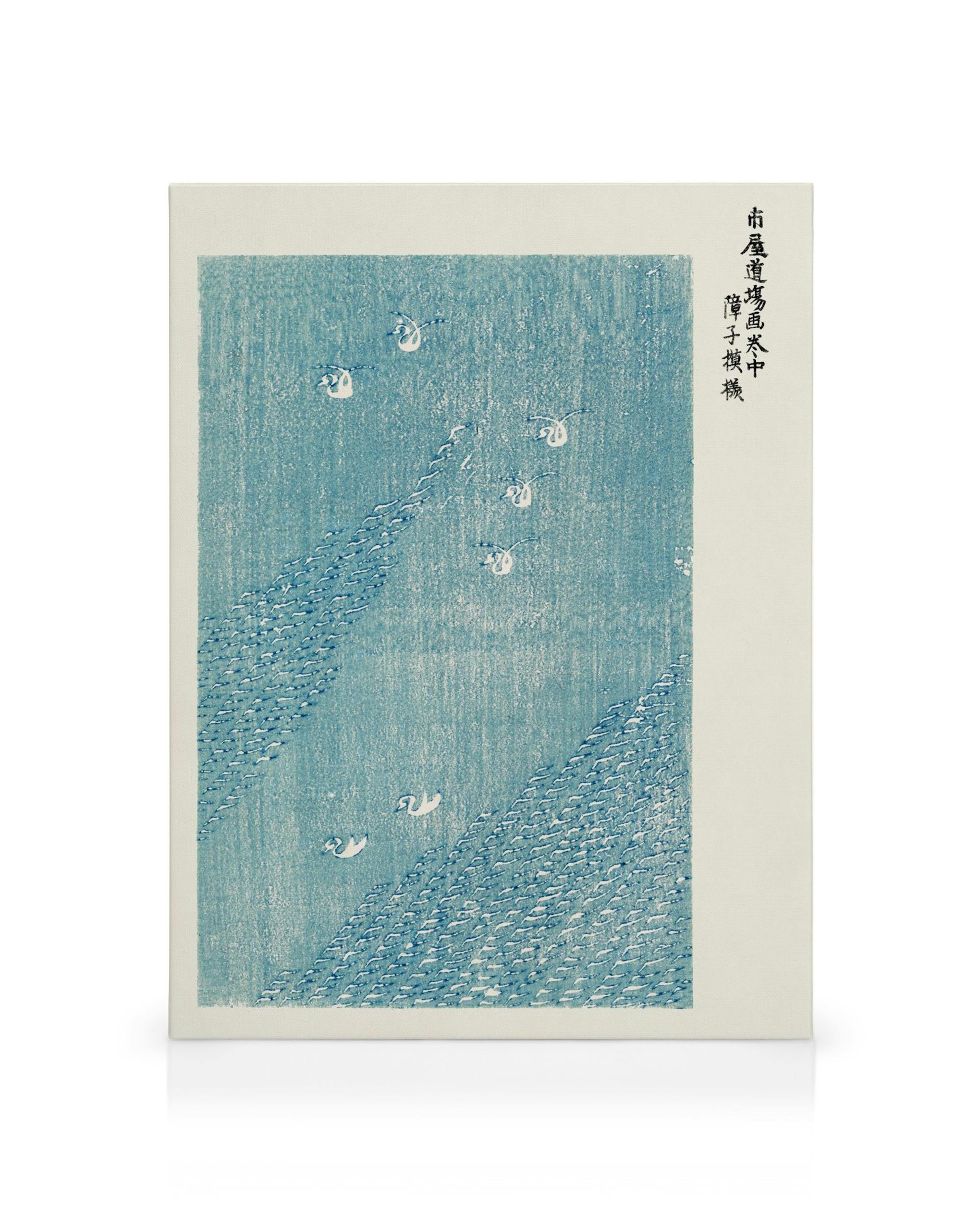 Taguchi Tomokin japanilainen kanvaasivedos sinisessä ja valkoisessa, jossa on uivia lintuja ja aaltoja kuvioituina.