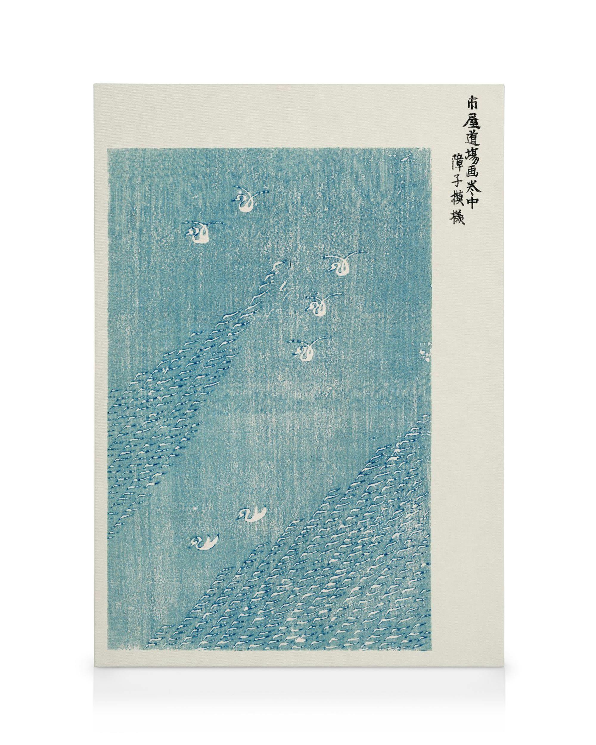 Lerret med stiliserte blå bølger og små hvite fugler, skaper en rolig og drømmende stemning.