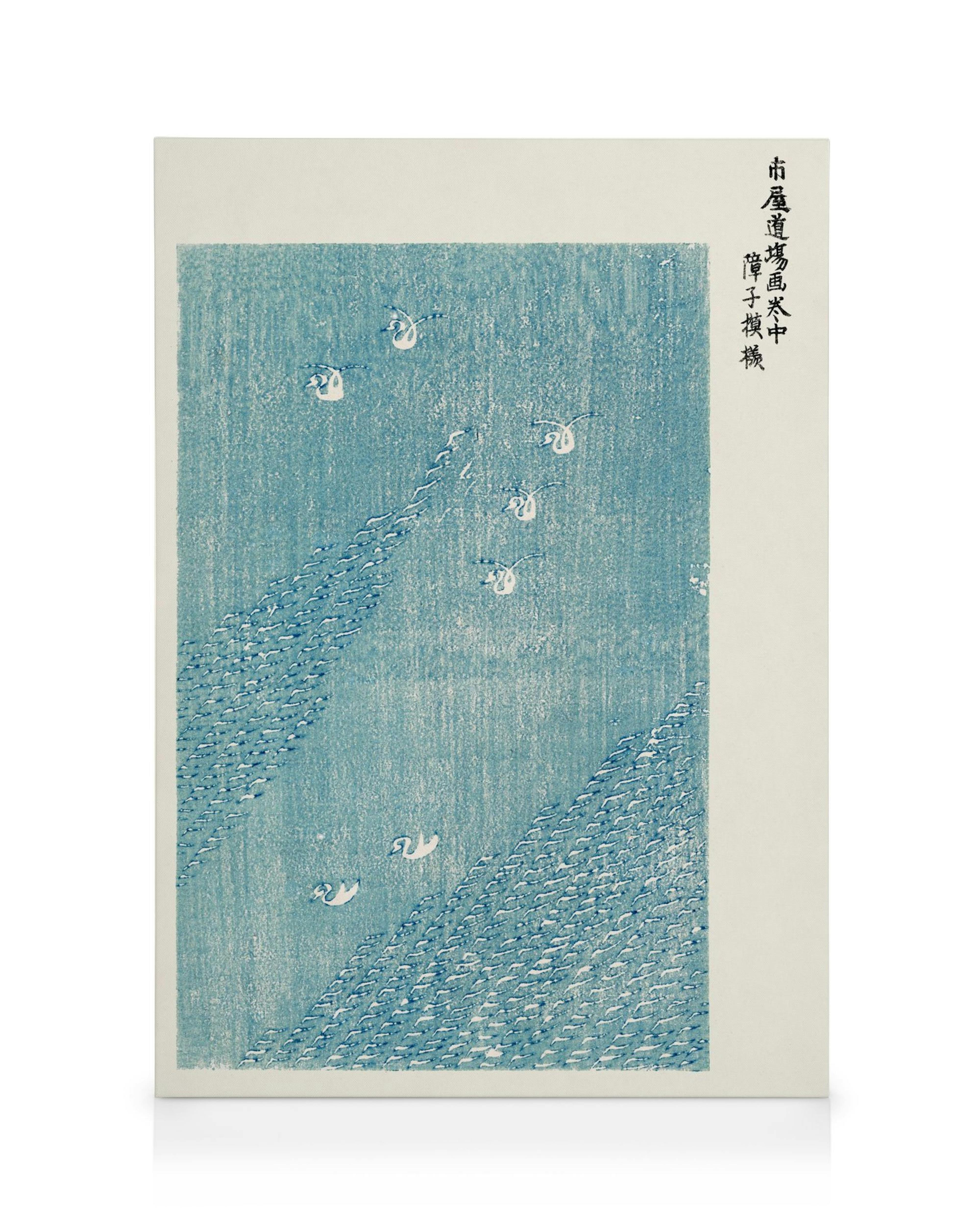 Lerret med stiliserte blå bølger og små hvite fugler, skaper en rolig og drømmende stemning.