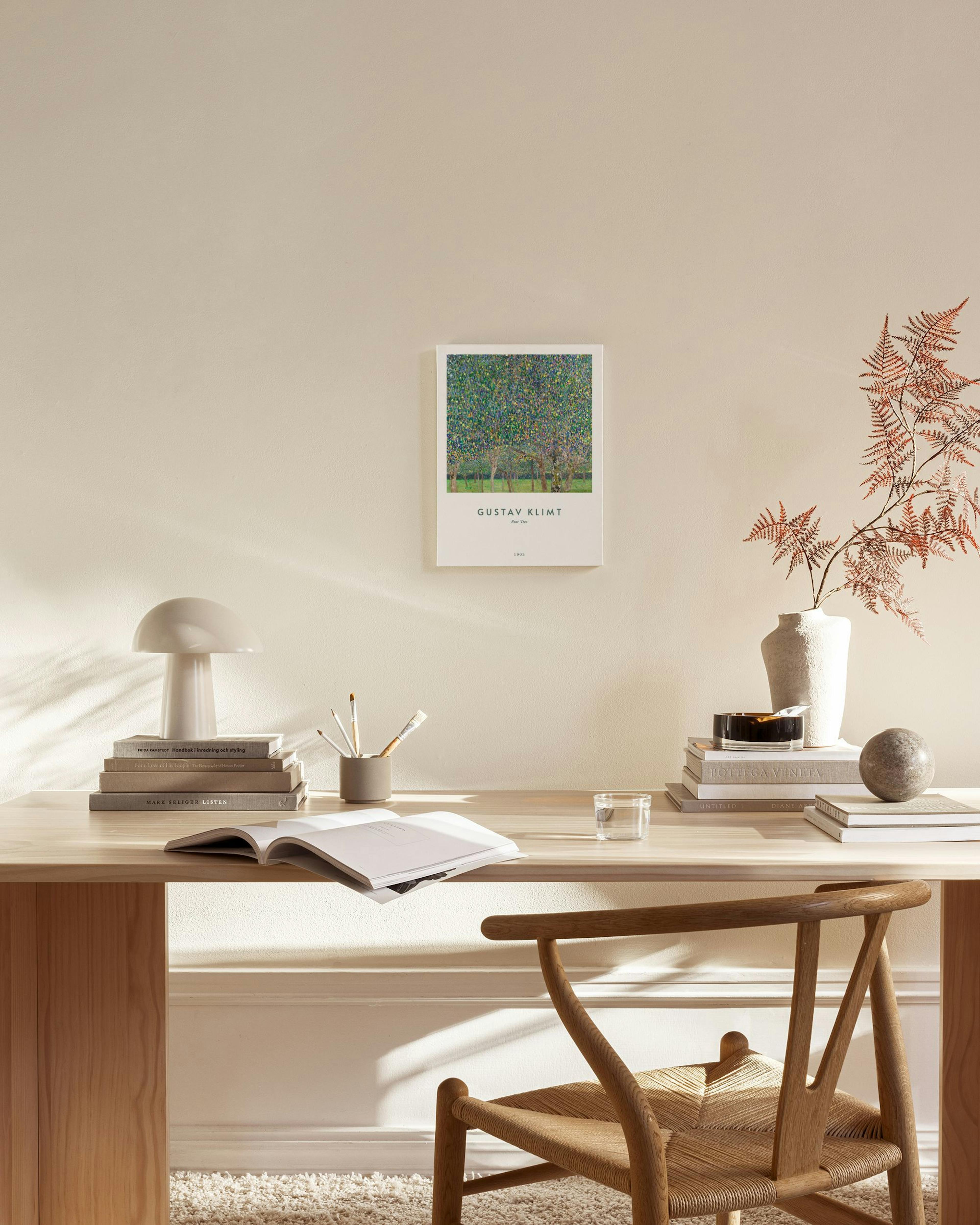 Een canvas van Gustav Klimts Perenboom met groene en blauwe bladeren, hangend in een neutrale woonkamer boven een houten dressoi