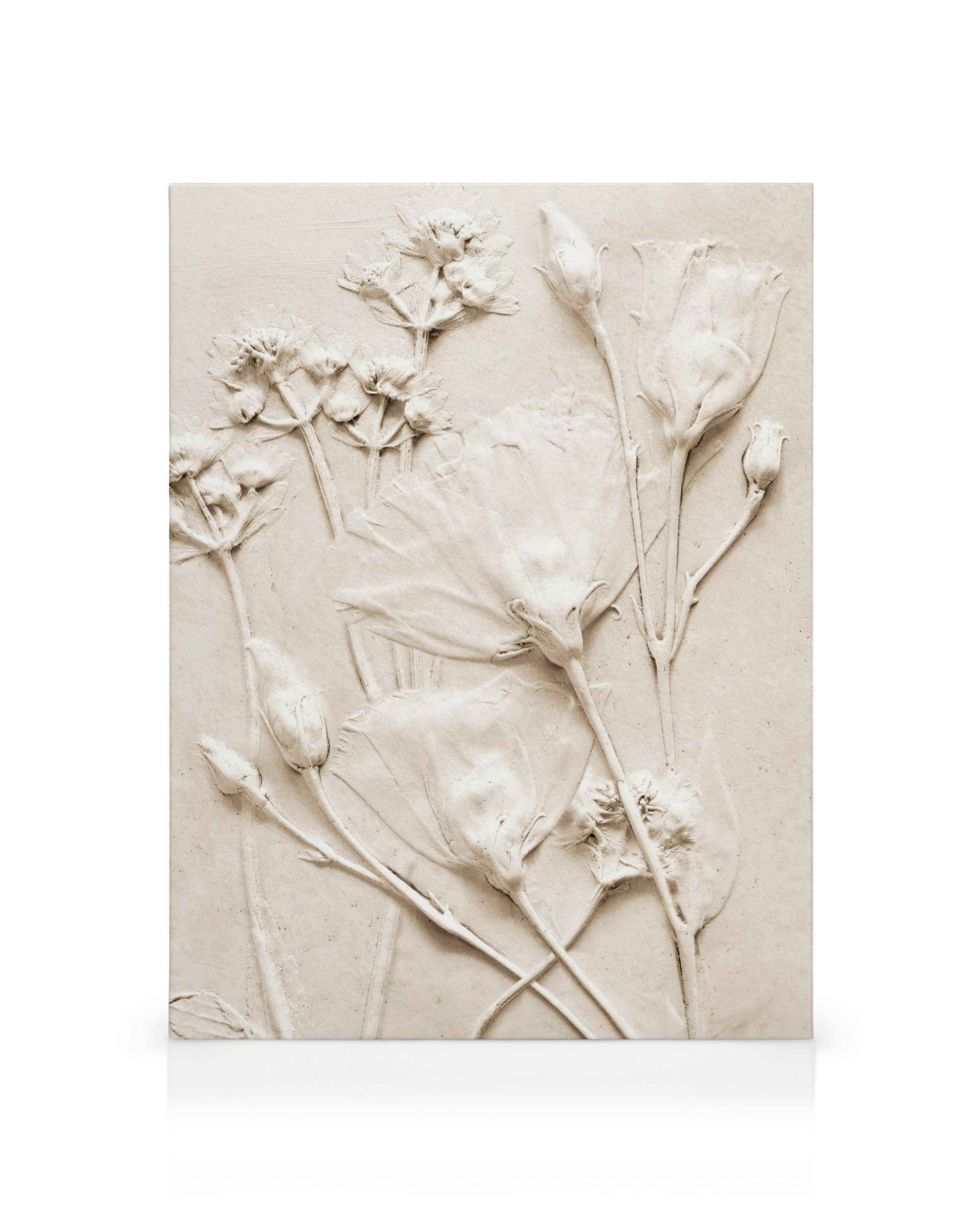 Preget lerretsbilde med lysebeige blomsterdetaljer og elegante, rolige toner.