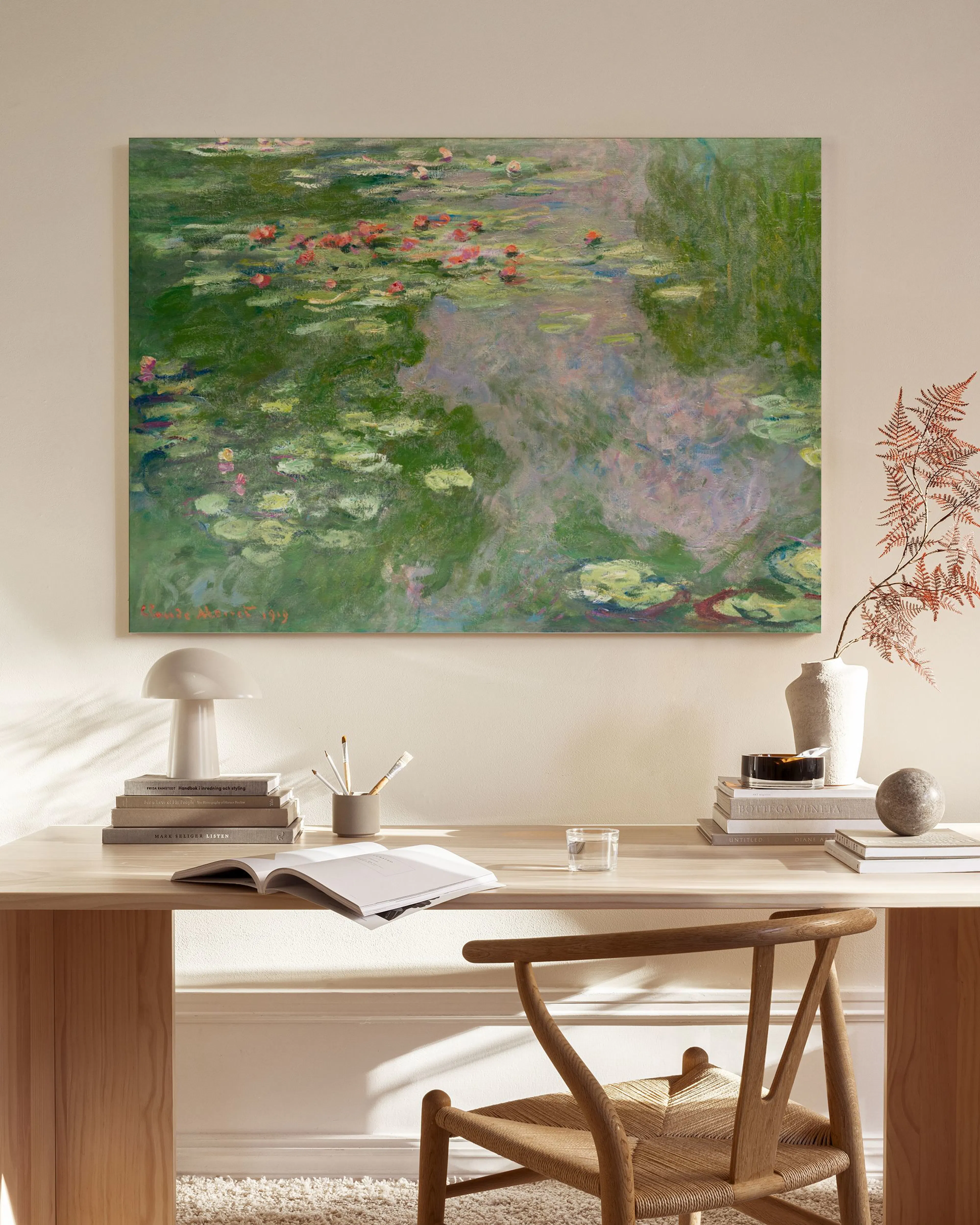 Stampa su tela delle Ninfee di Monet, con fiori rosa e foglie verdi che galleggiano sullacqua.