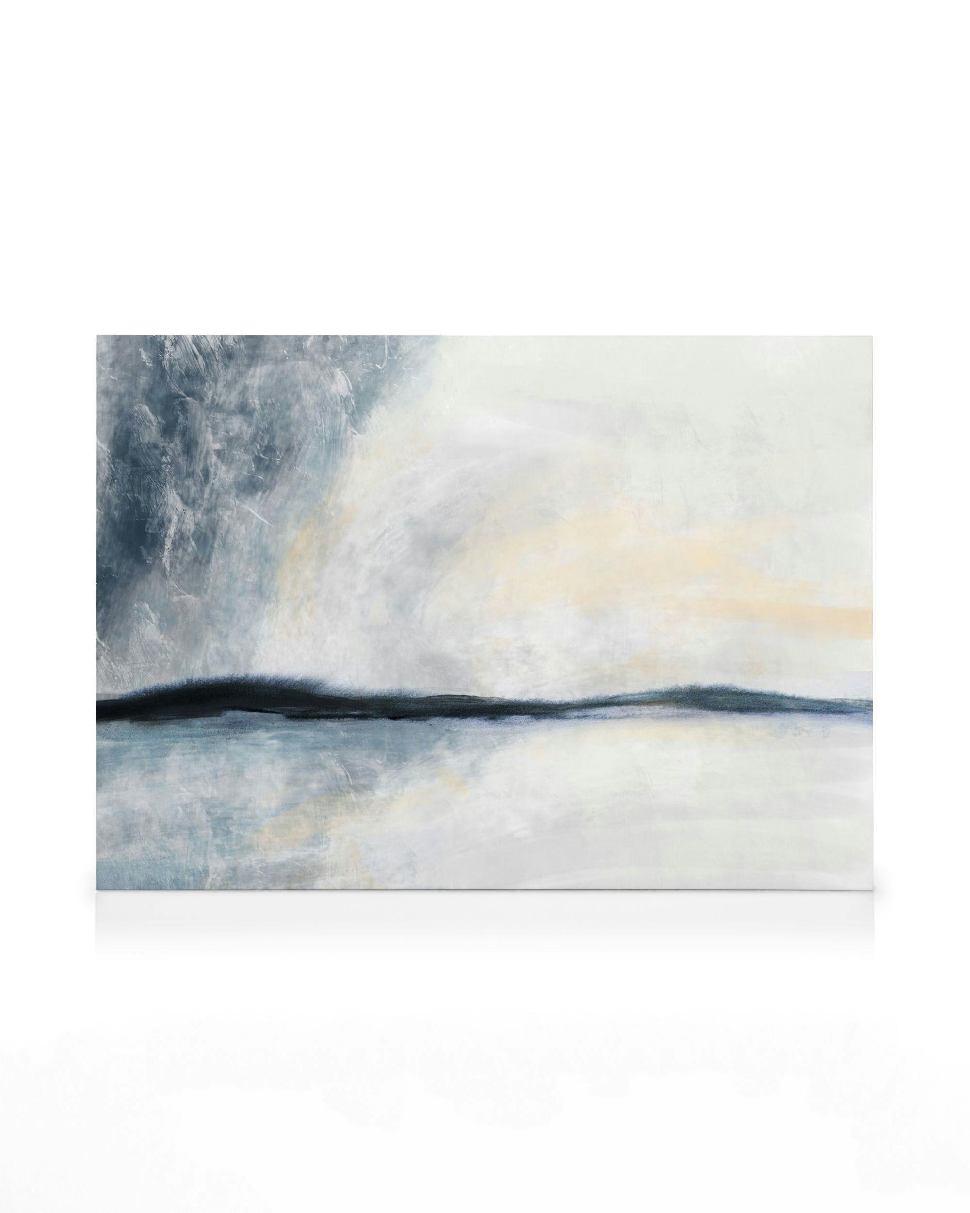 Lienzo abstracto con texturas grises, blancas y azules, pinceladas suaves que forman un paisaje moderno.