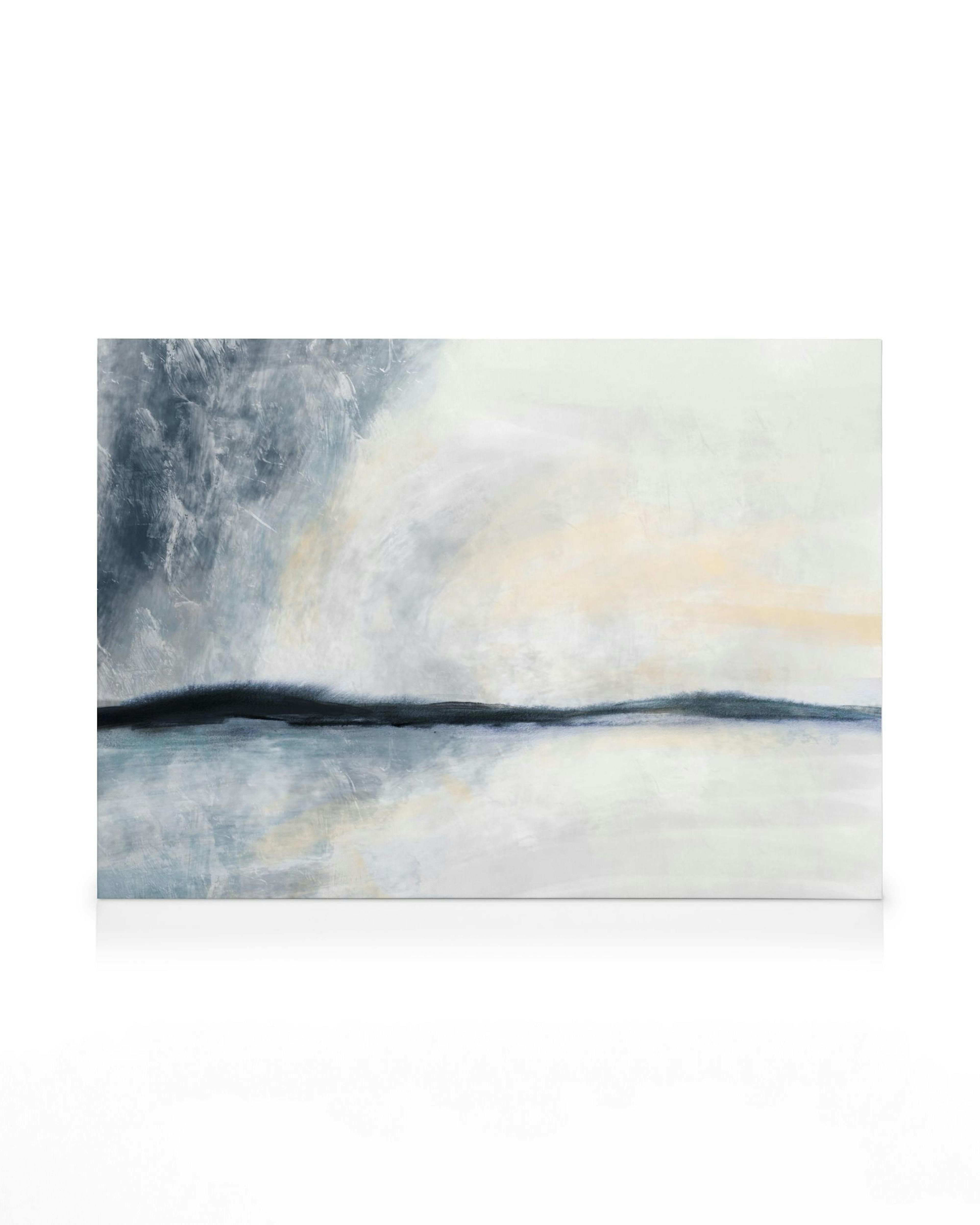 Lienzo abstracto con texturas grises, blancas y azules, pinceladas suaves que forman un paisaje moderno.