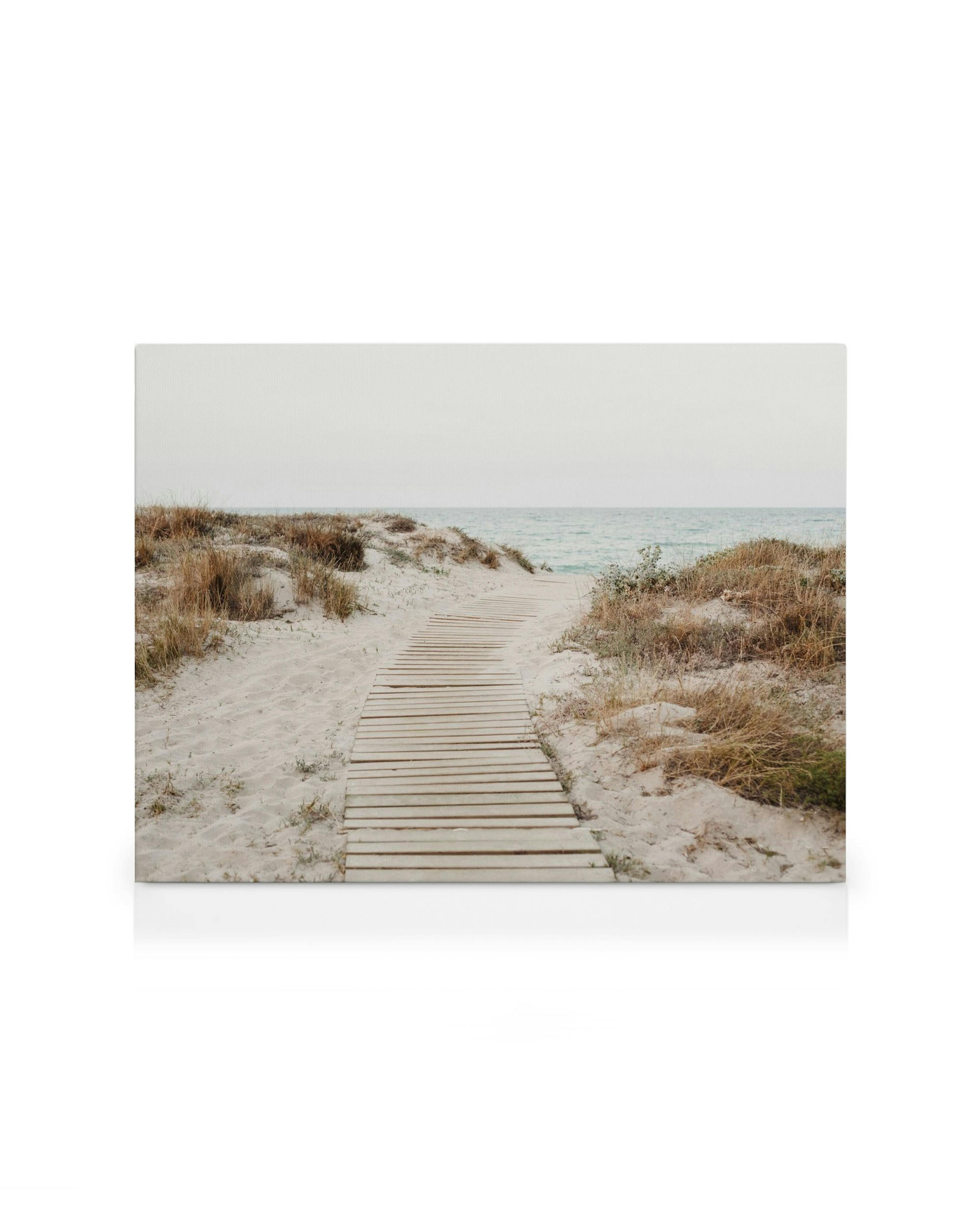 Obraz plážovej cesty s dreveným chodníkom cez piesočné duny smerom k moru, plážové plátno.