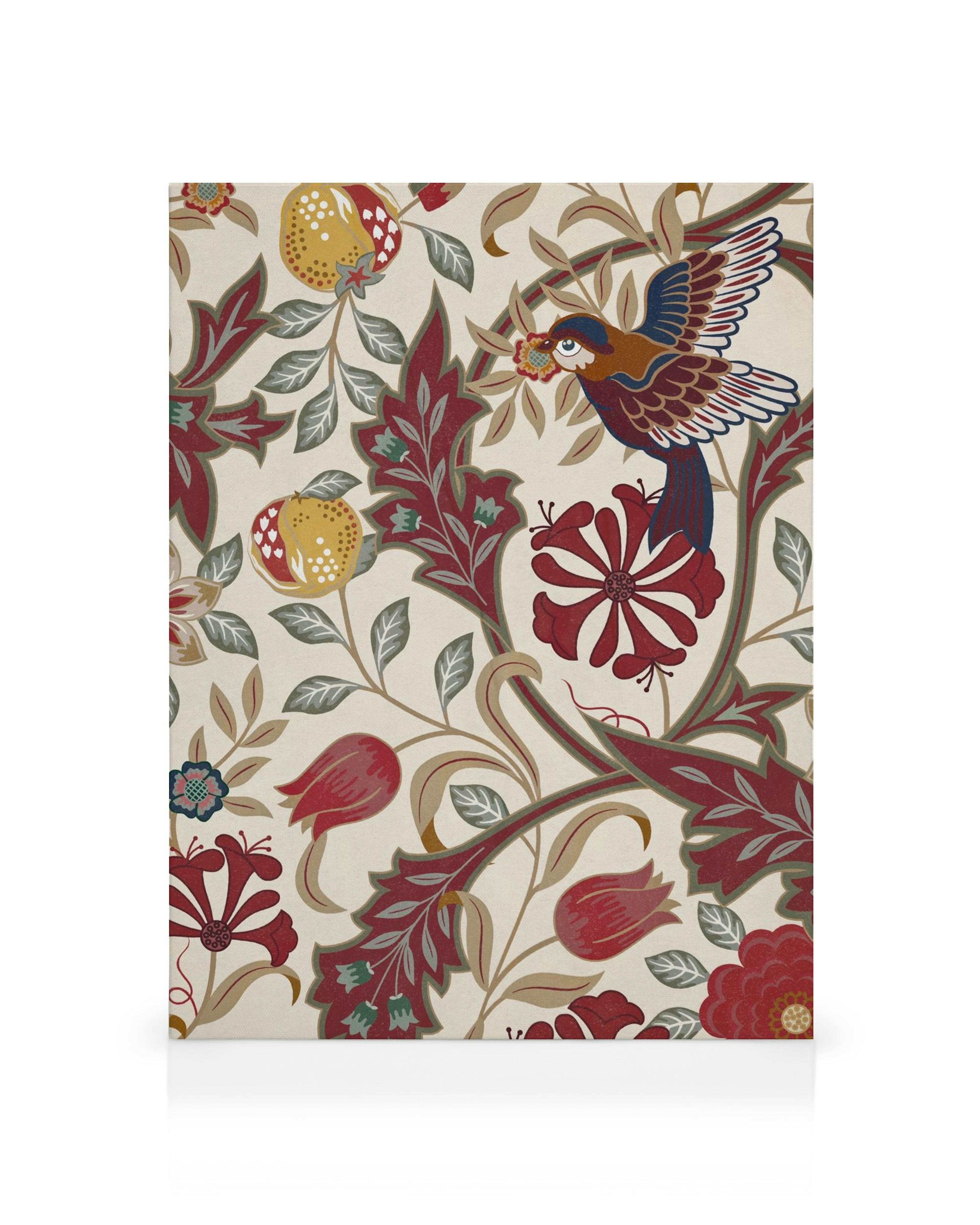 Canvastavla med brun fågel och blå/röda fjädrar, omgiven av röda blommor och gröna löv på beige bakgrund. Naturinspirerad heminr