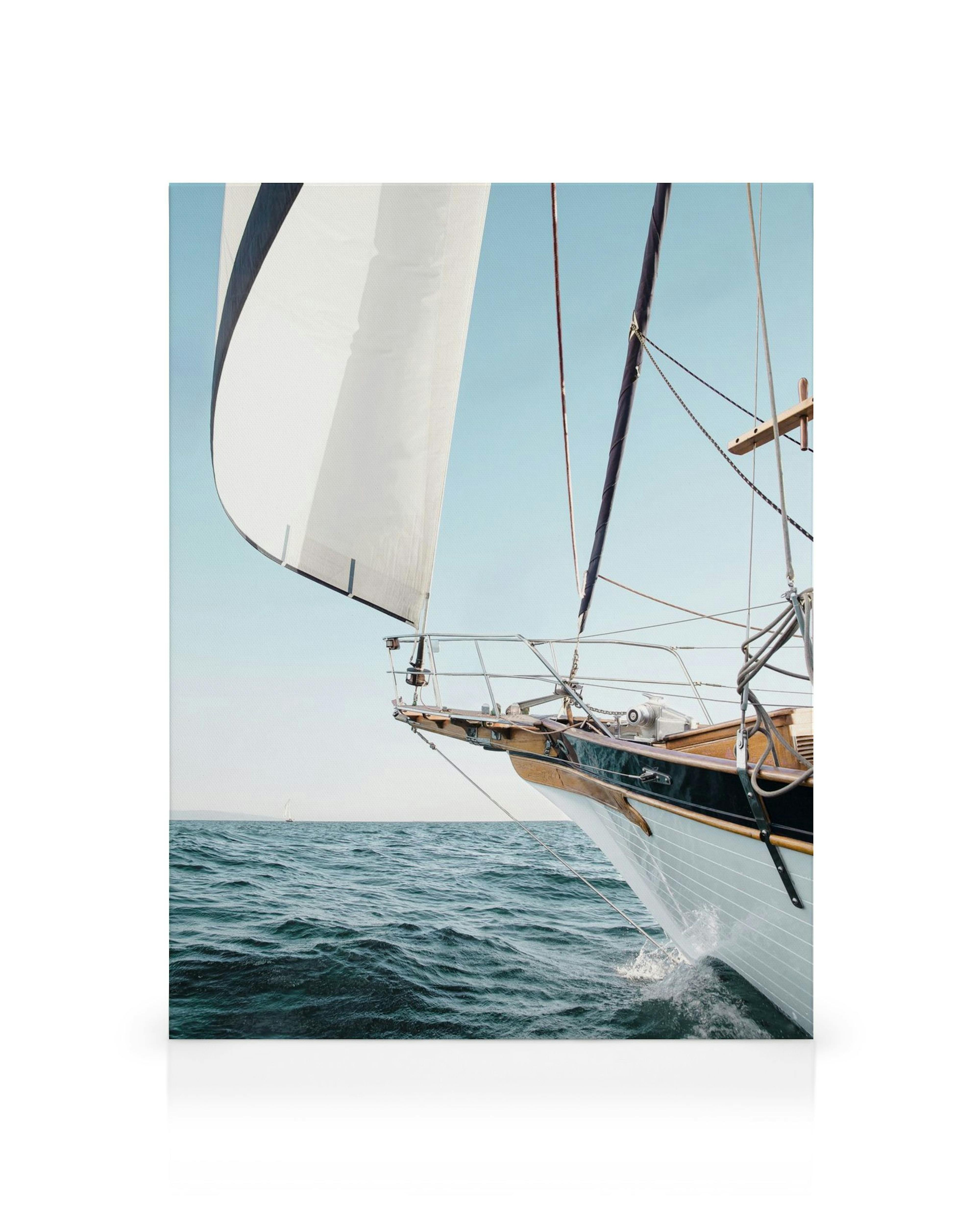 Lærred med sejlskib på åbent hav. Hvide sejl, trædetaljer, blåt hav og himmel. Bådkunst.