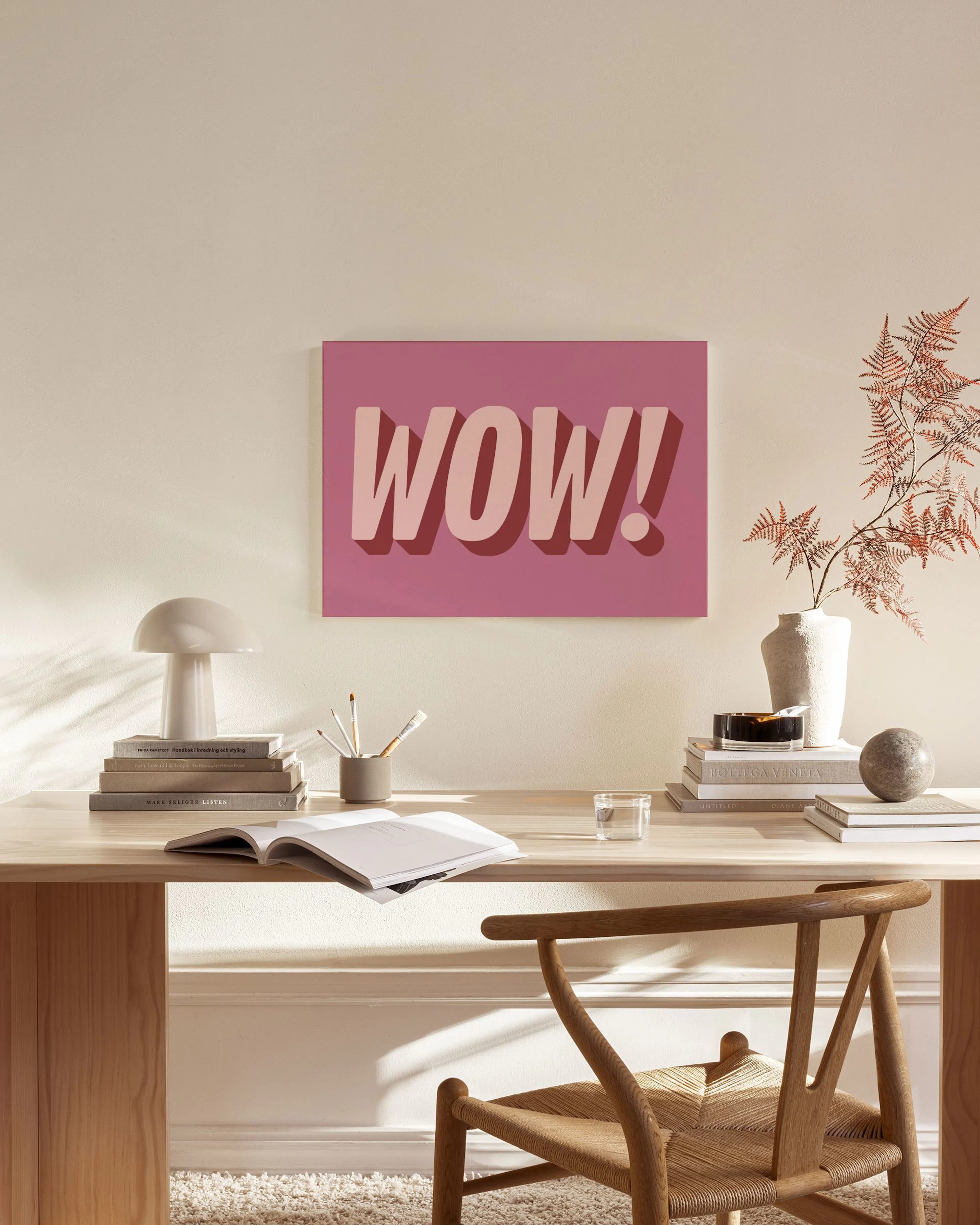 Obraz na płótnie z różowym napisem WOW! w nowoczesnym salonie nad komodą.