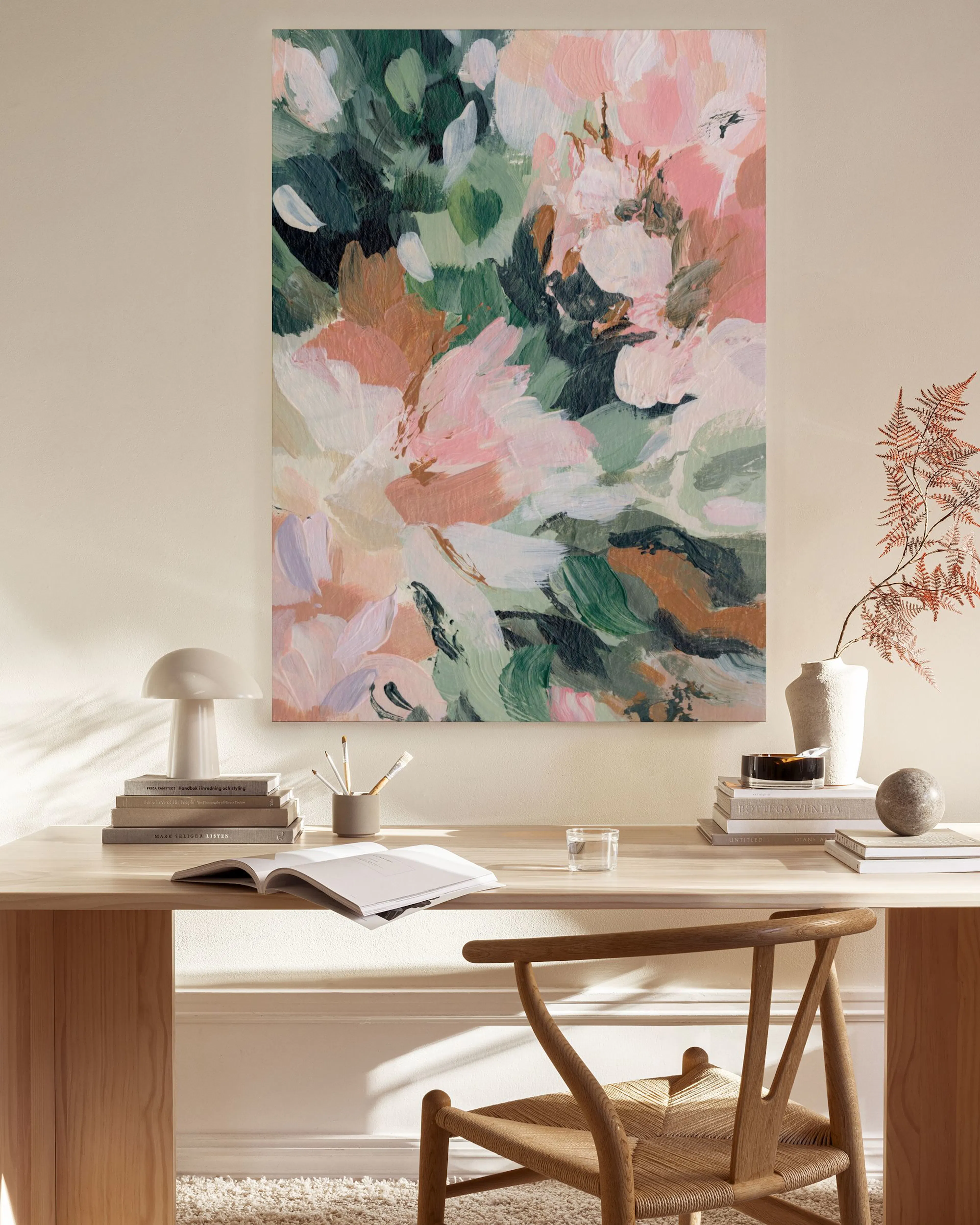 Leinwandbild mit abstrakten Pinselstrichen in Grün-, Rosa- und Beigetönen, hängend in einem stilvollen Wohnzimmer über einem Sid