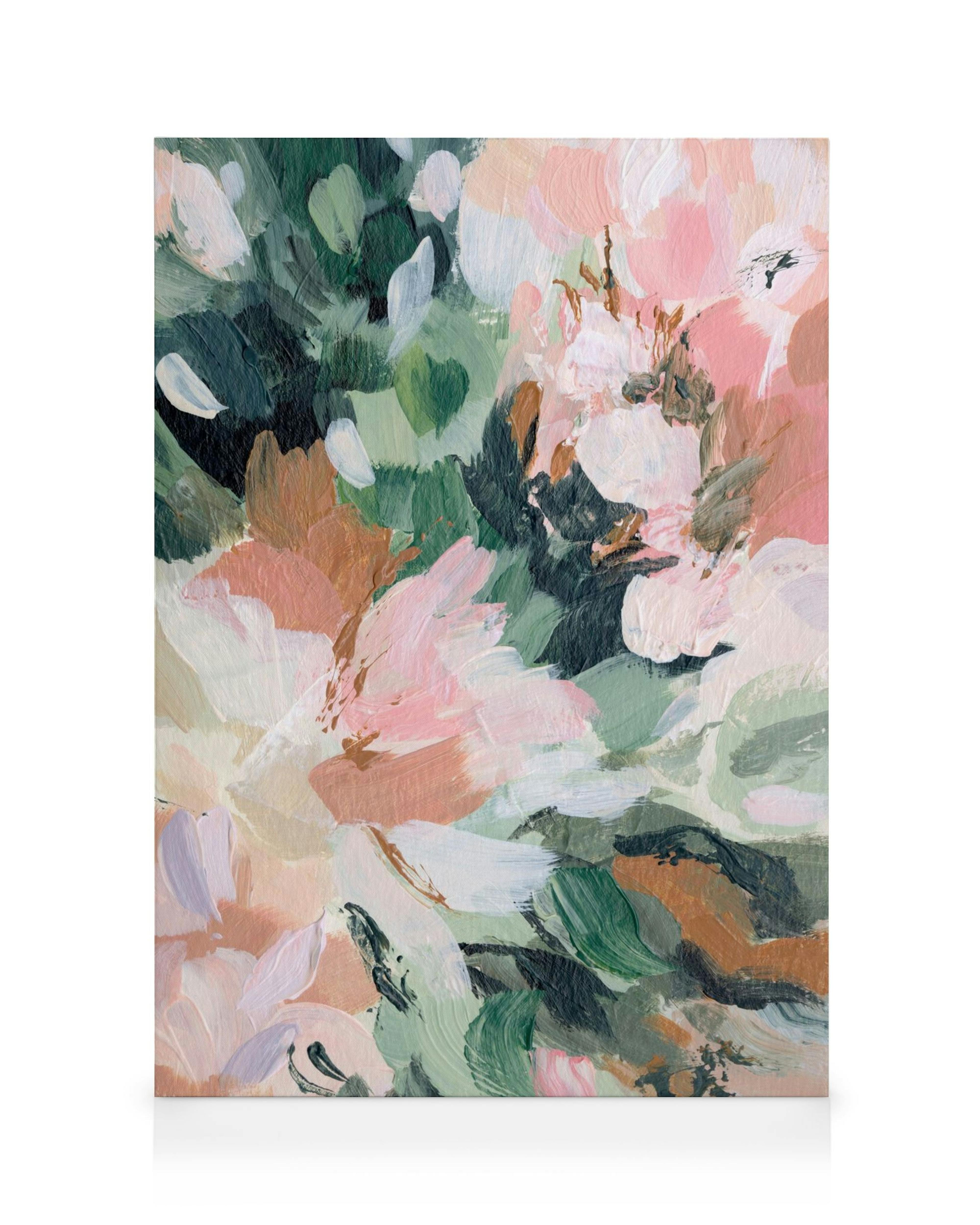 Toile abstraite avec des coups de pinceau roses, blancs, verts et foncés, évoquant des fleurs et des feuilles sur fond clair.