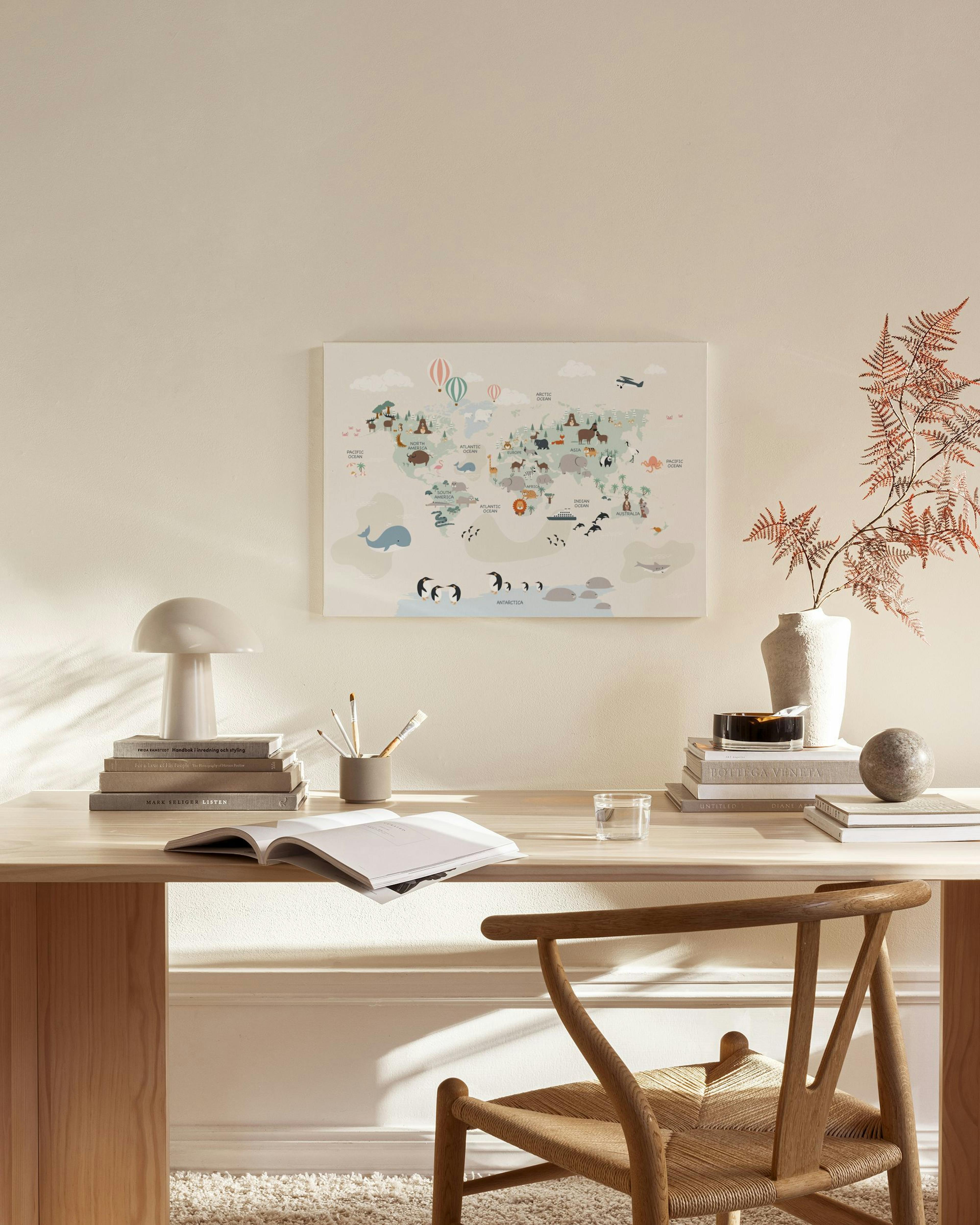 Toile murale carte du monde illustrée danimaux mignons, accrochée au-dessus dun banc en bois dans un salon moderne.