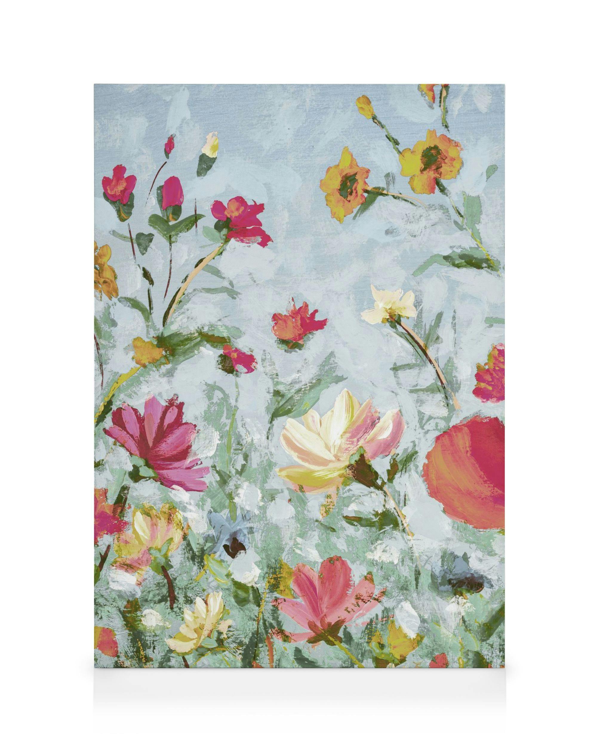 Maalauksellinen kanvaasi, jossa on eloisia, abstrakteja kukkia vaaleansinistä taustaa vasten, runsaita pensselinvetoja.