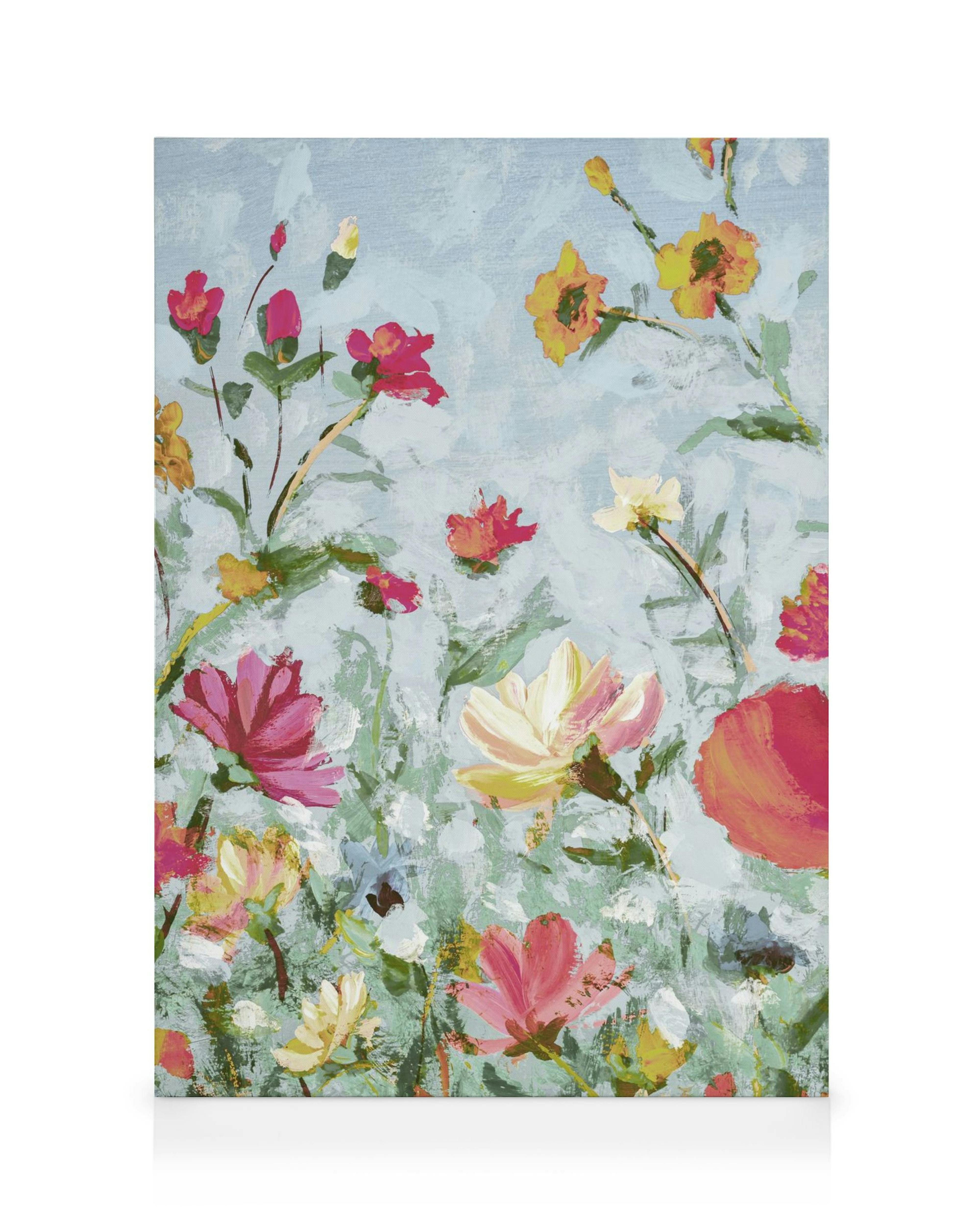 Maalauksellinen kanvaasi, jossa on eloisia, abstrakteja kukkia vaaleansinistä taustaa vasten, runsaita pensselinvetoja.