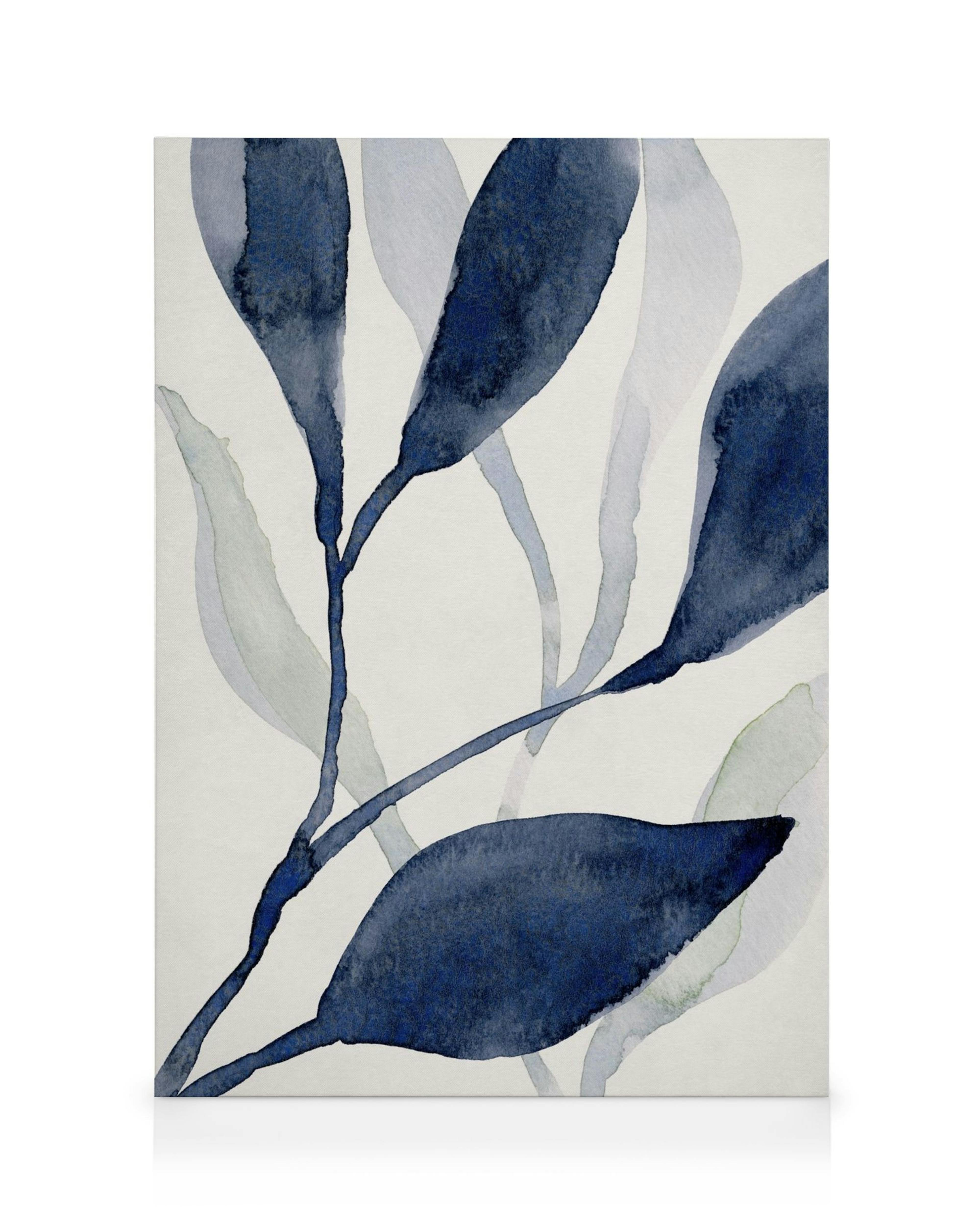 Lienzo con hojas de acuarela azules y verdes sobre fondo blanco, arte botánico moderno.