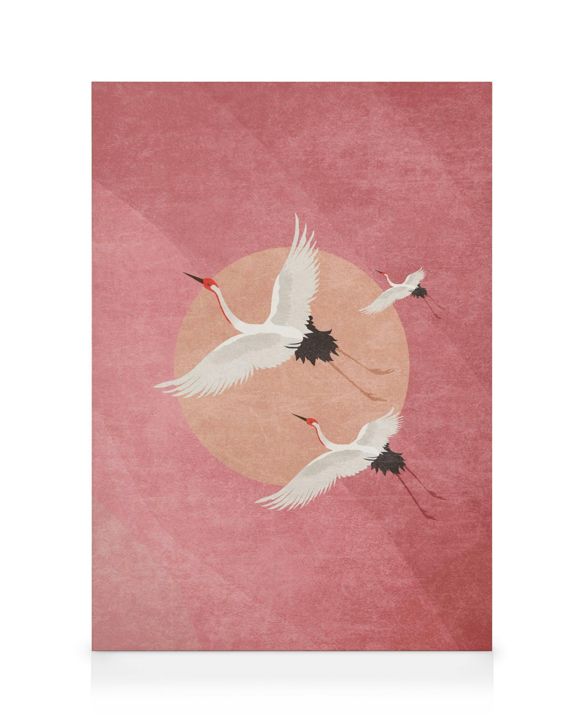 Lerret med tre hvite traner med svarte haler og røde hoder som flyr over en blek rosa sirkel, rosa bakgrunn