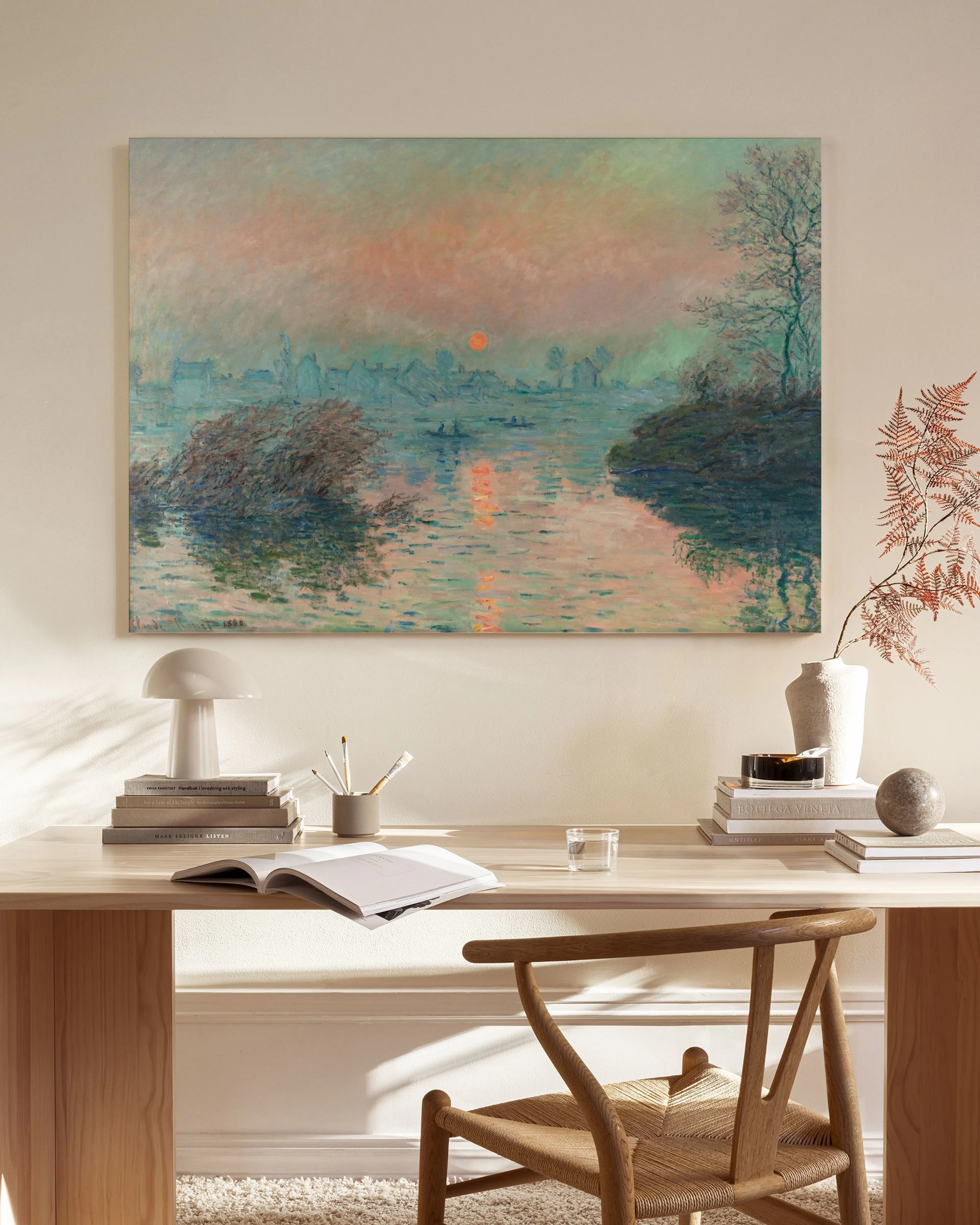 Lienzo de un paisaje vibrante con una puesta de sol naranja sobre un lago, exhibido en una sala moderna.