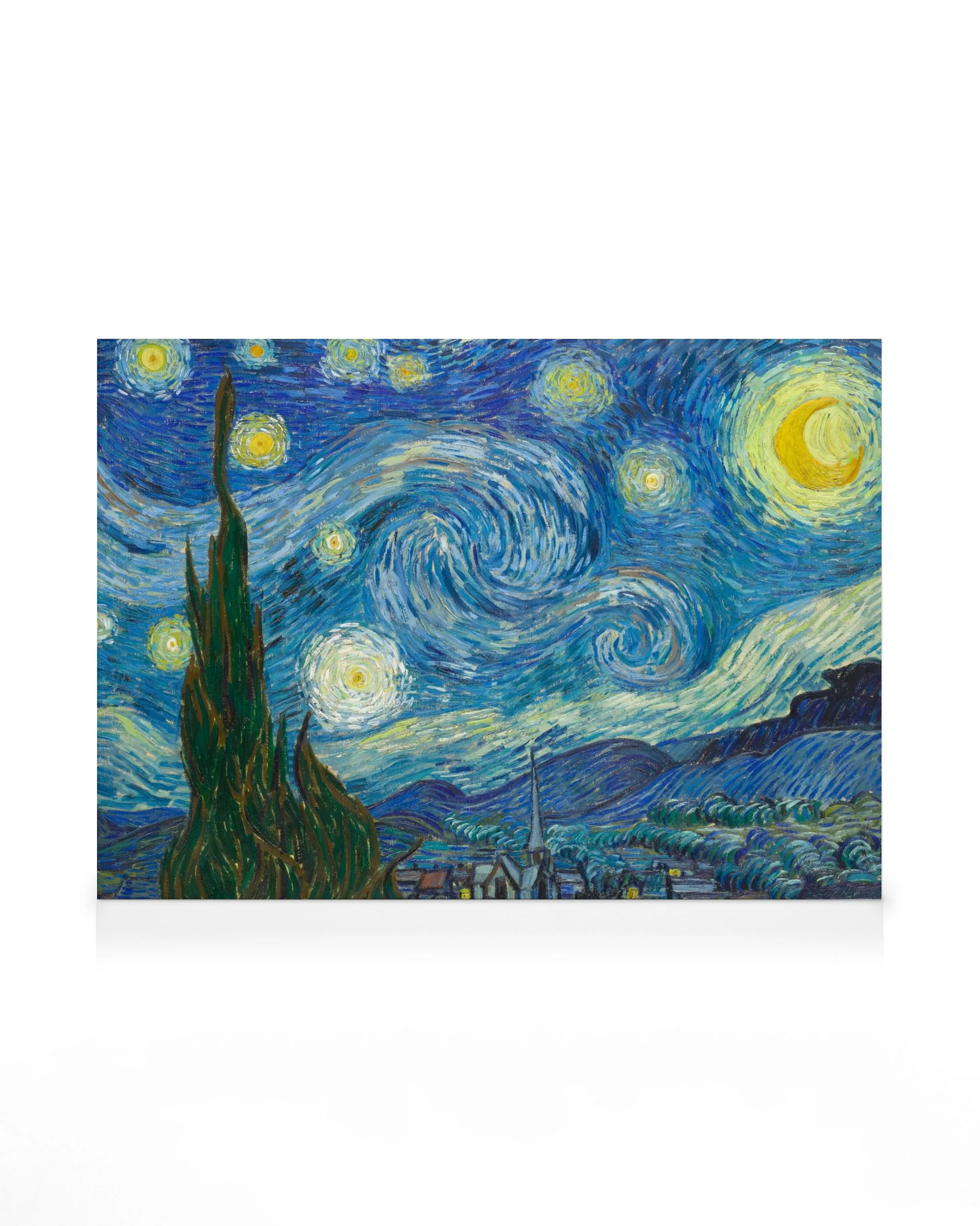 Lienzo de La Noche Estrellada de Van Gogh, cielo azul arremolinado, ciprés oscuro, luna creciente, estrellas brillantes y pueblo