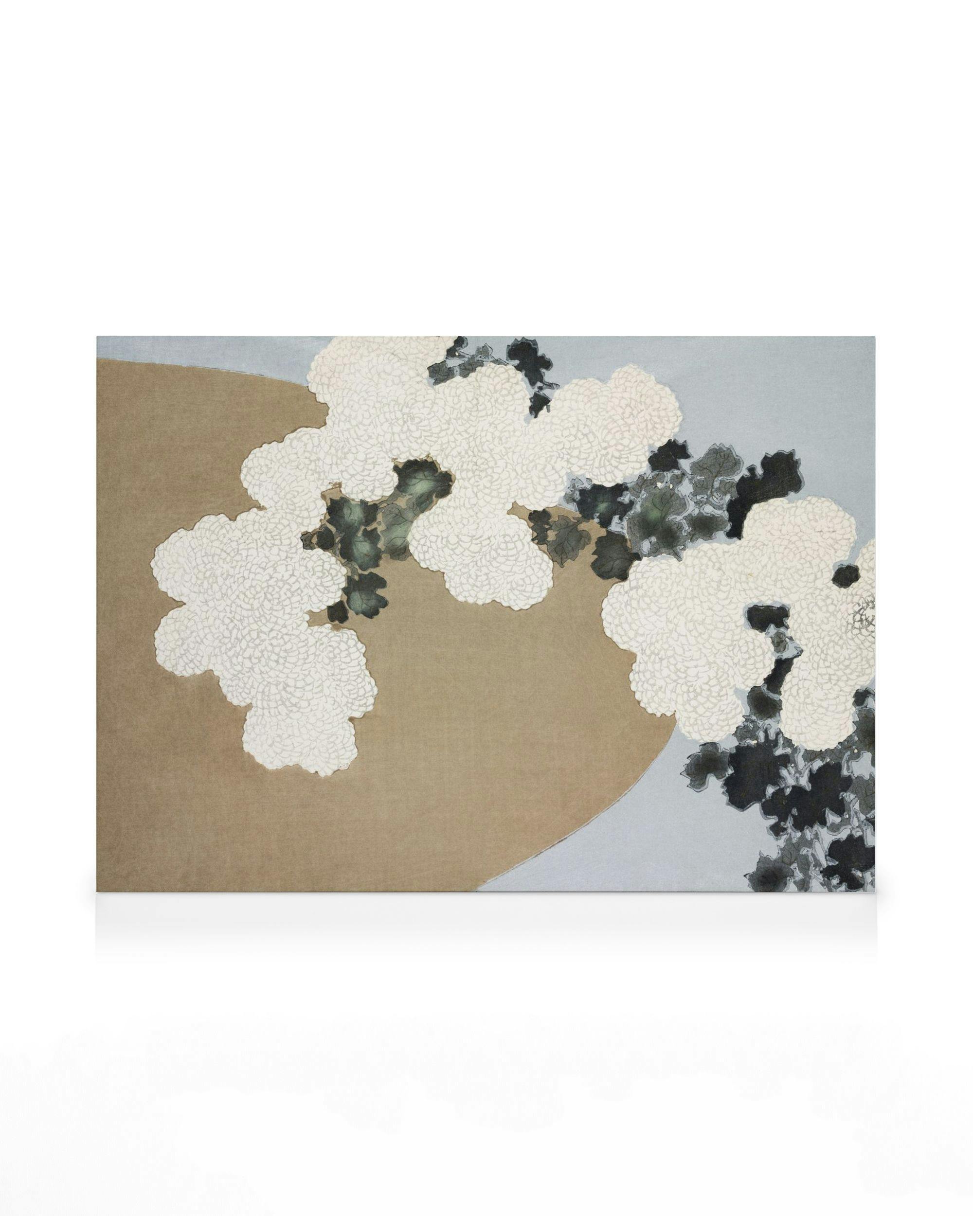 Kamisaka Sekka lerretsbilde med hvite skyformede blomster mot beige og grå bakgrunn, harmonisk design.