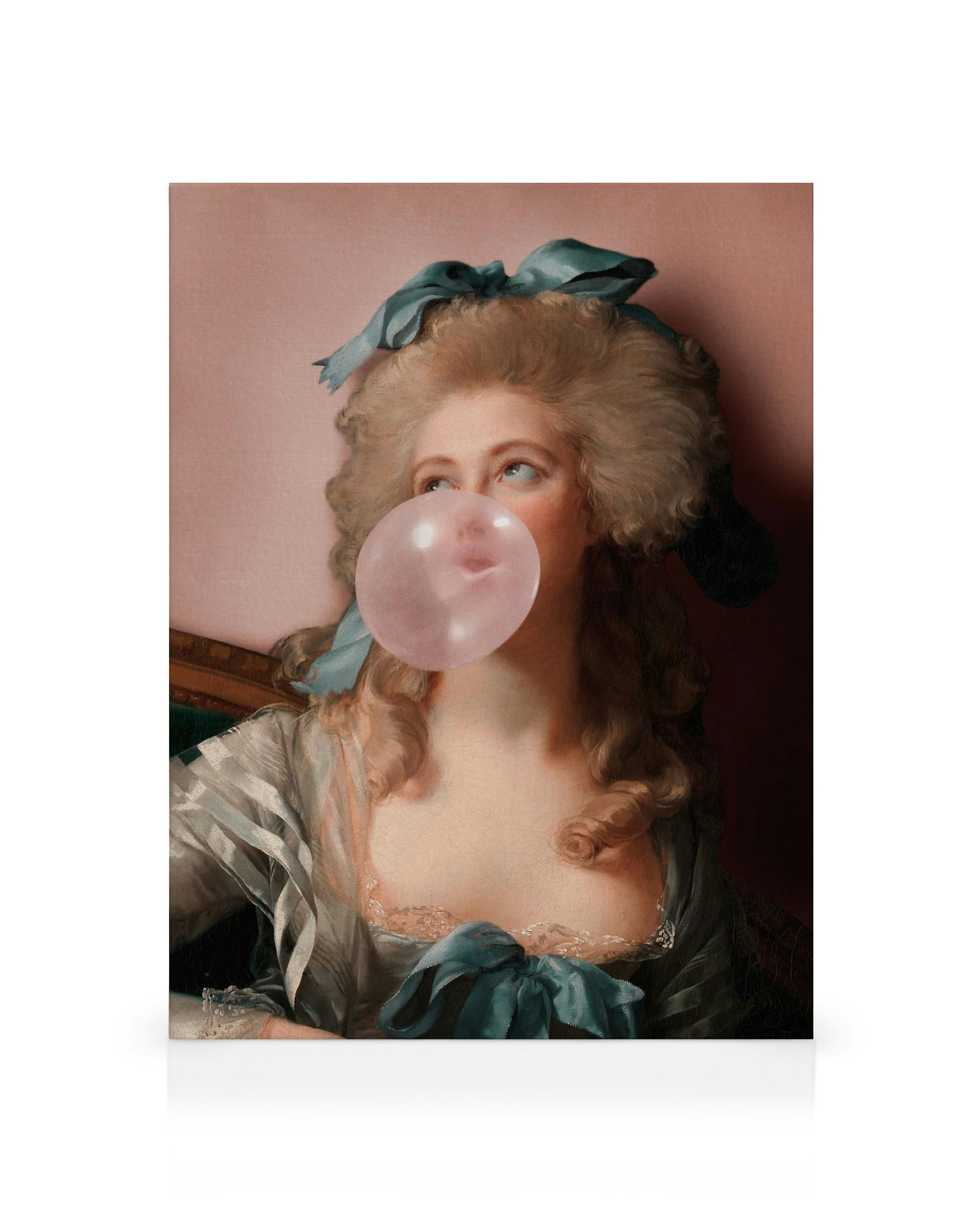 Lienzo de mujer con cabello rubio peinado y chicle rosa, estilo clásico moderno.