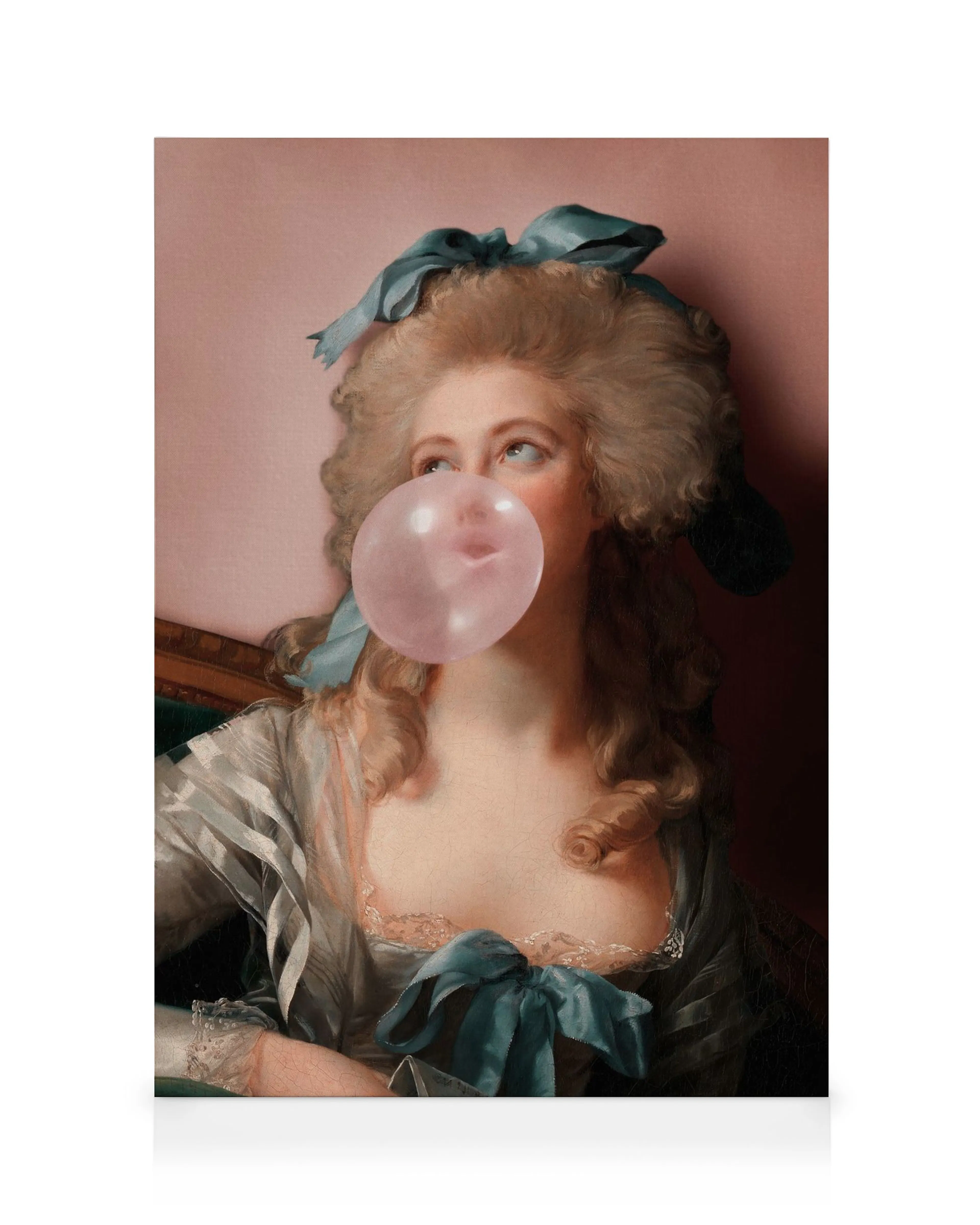 Lienzo de mujer con cabello rubio peinado y chicle rosa, estilo clásico moderno.