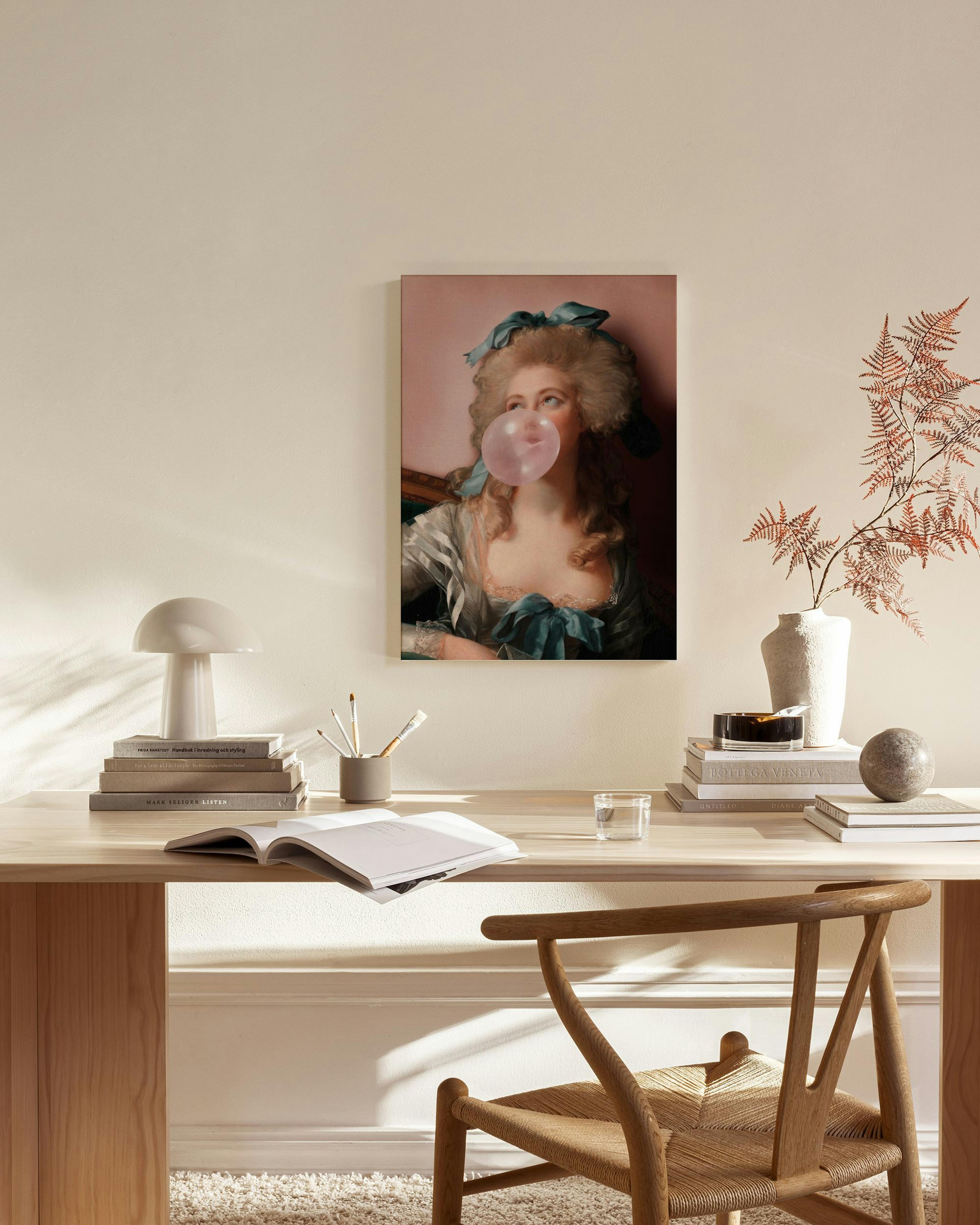 Kanvaasi, jossa on vanha nainen puhaltamassa purkkapalloa modernissa olohuoneessa.