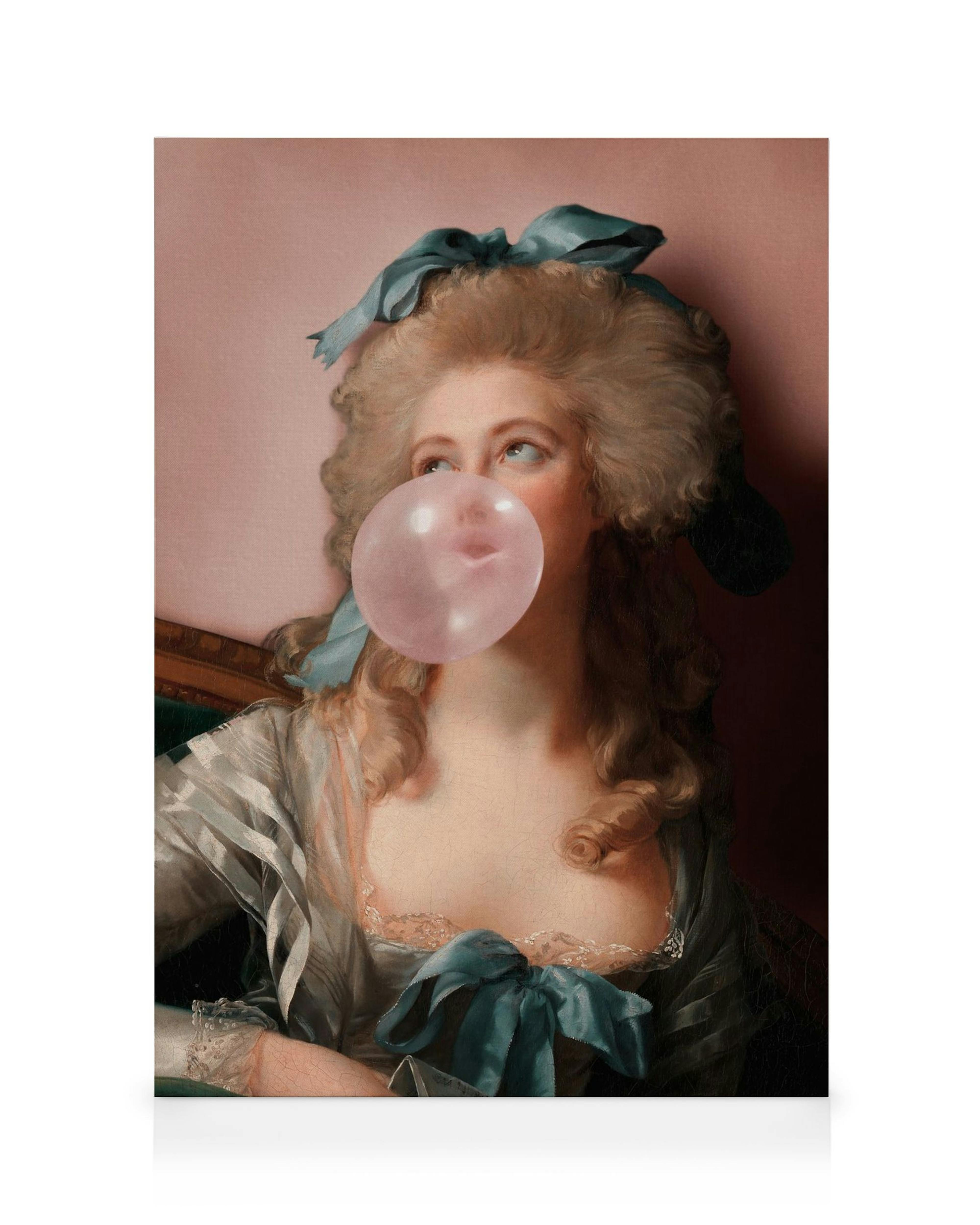 Leinwandbild Frau mit blonden Locken, die Kaugummi bläst, vor rosa Hintergrund, verspielte Kunst.