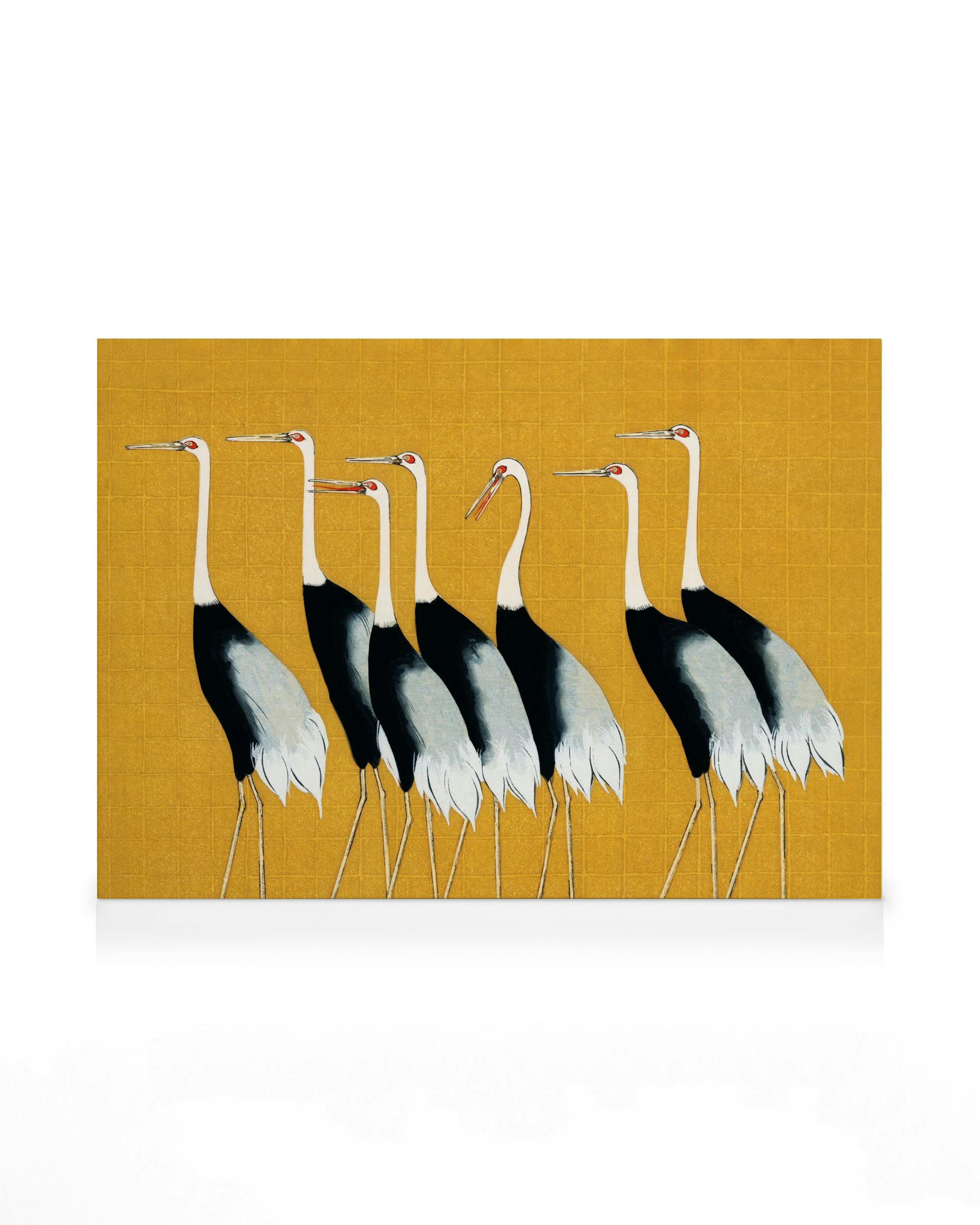 Seks japanske traner med hvite, grå og svarte fjær, røde hoder, står på en gullfarget bakgrunn. Minimalistisk fuglekunst.