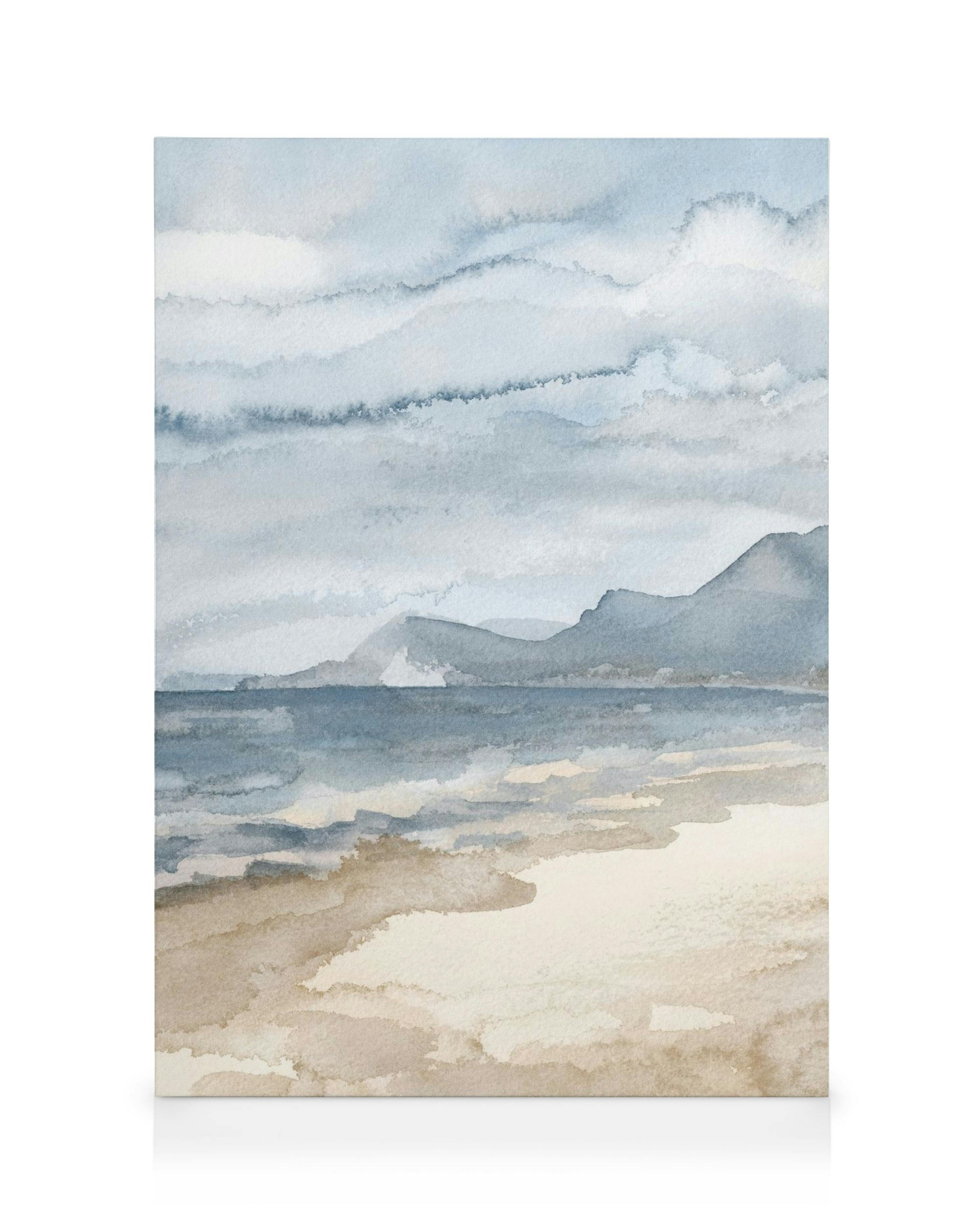 Akvarelový obraz moře a hor v šedých a modrých tónech, s písečnou pláží.