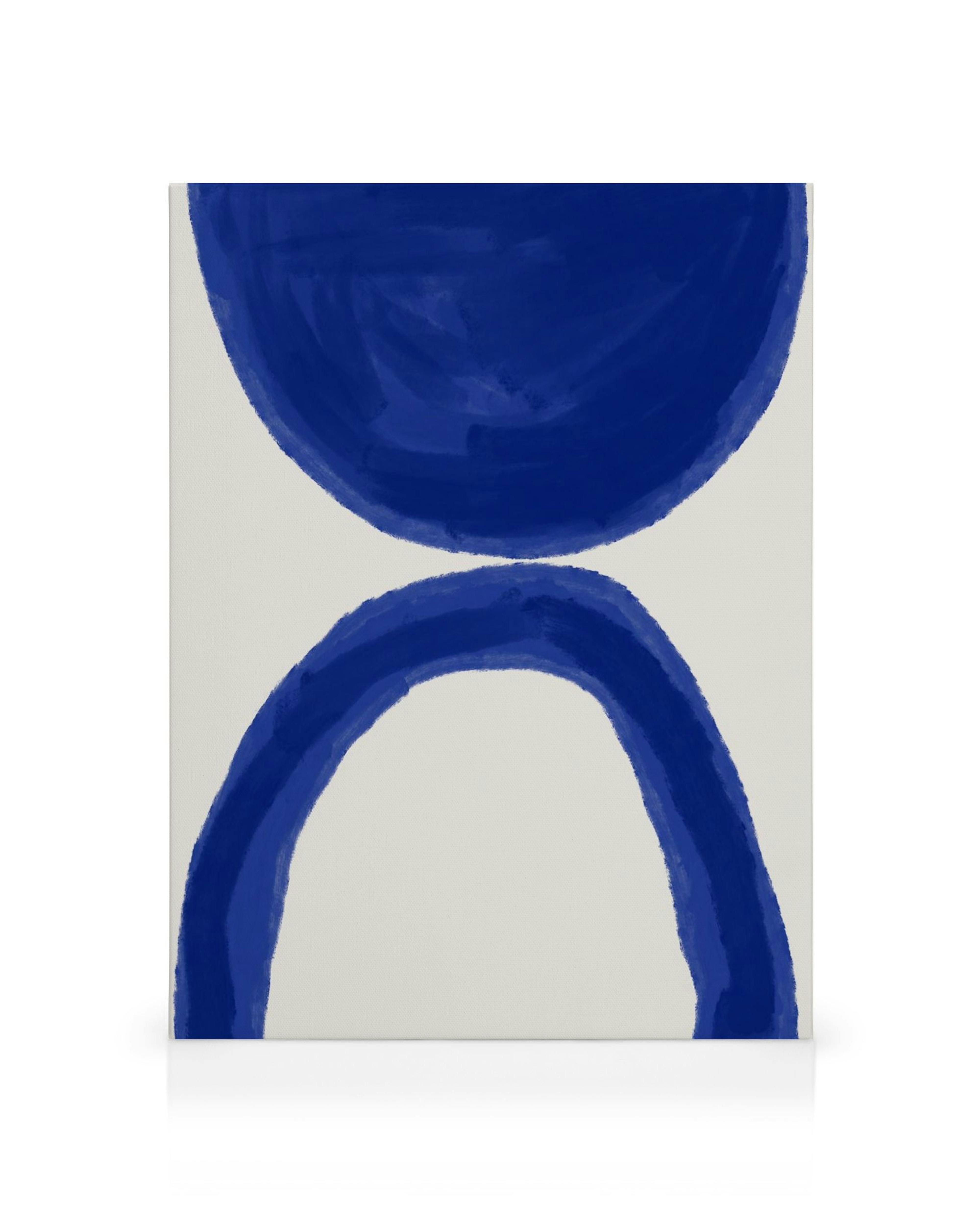 Canvas met twee abstracte, gedurfde blauwe vormen op beige achtergrond: een halve cirkel en een onvolmaakte boog.