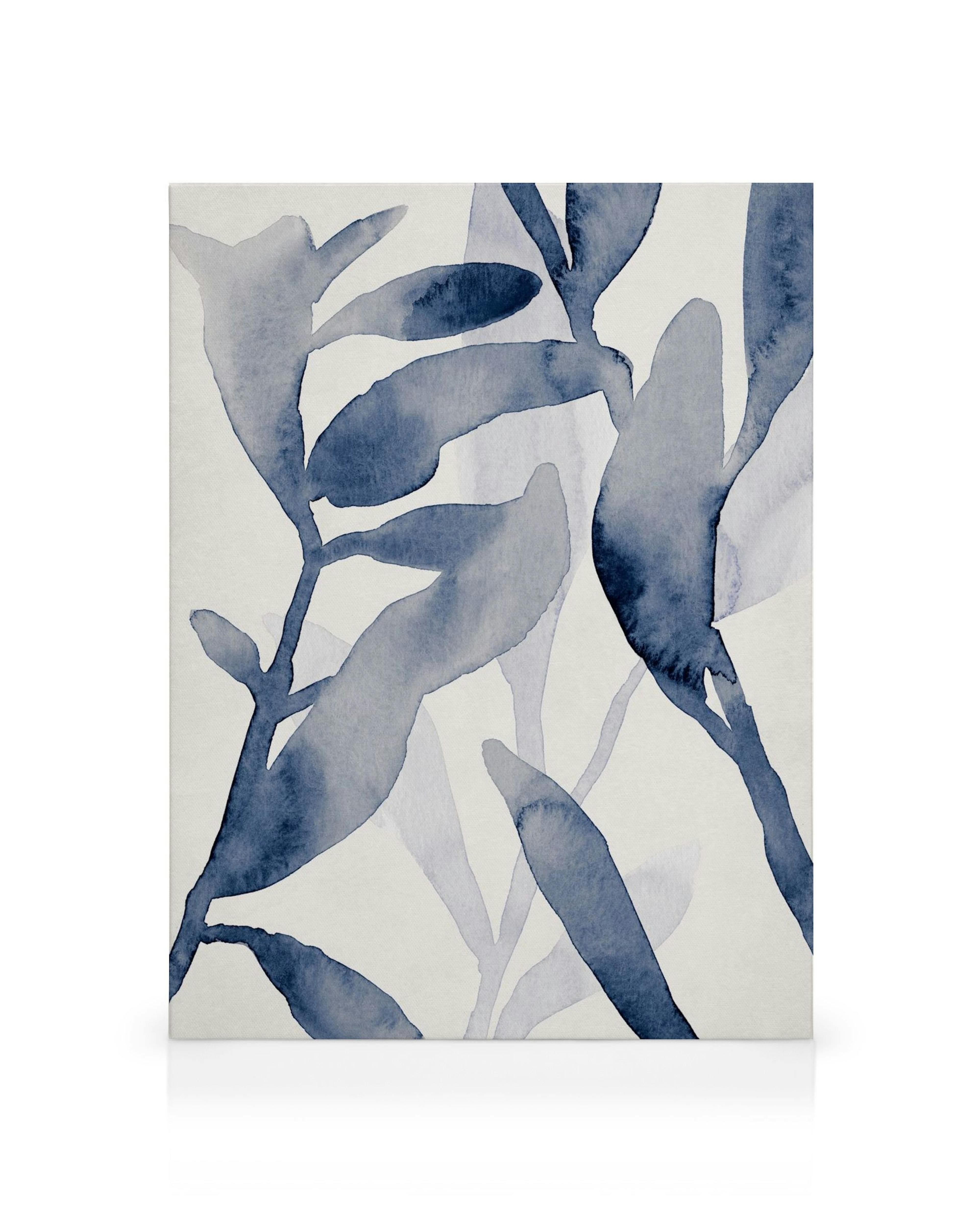 Aquarel canvas met overlappende blauwe bladeren op wit textuurpapier, natuurlijke botanische decoratie.