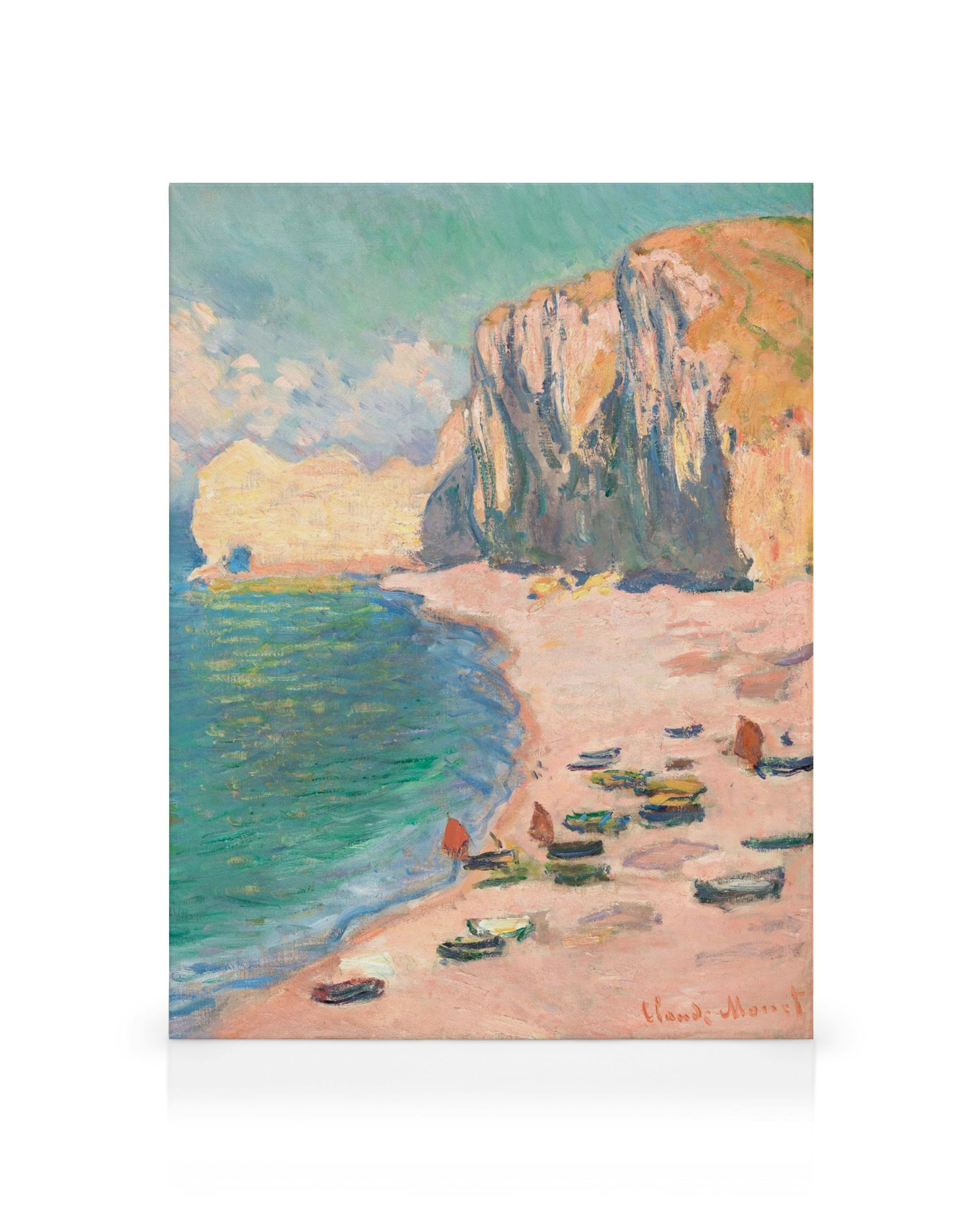 Toile de Monet, plage dÉtretat avec falaises colorées, bateaux et eau bleu-vert