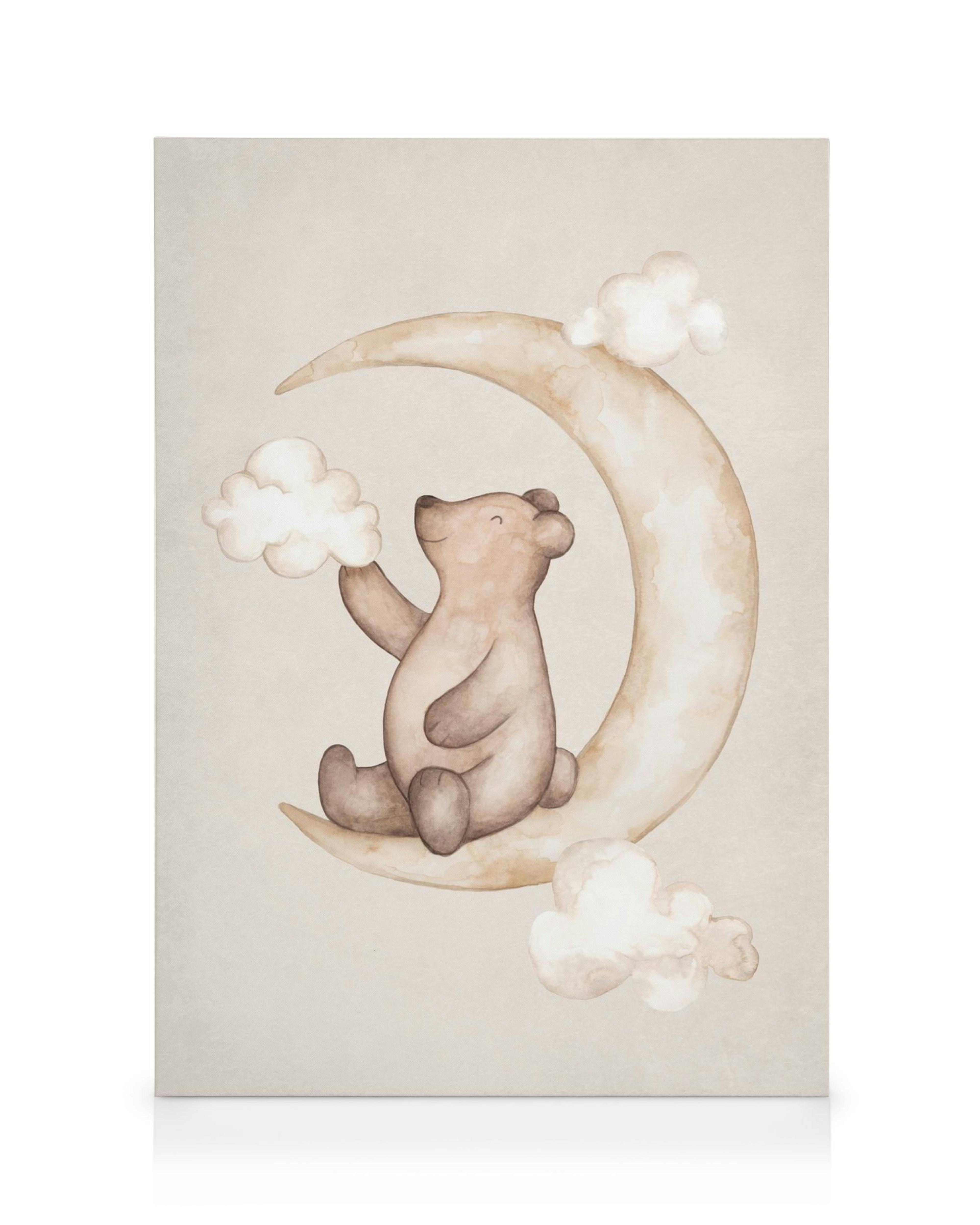 Εικονογράφηση ακουαρέλας με αρκούδα να κάθεται σε φεγγάρι, περιτριγυρισμένο από σύννεφα, σε μπεζ φόντο.