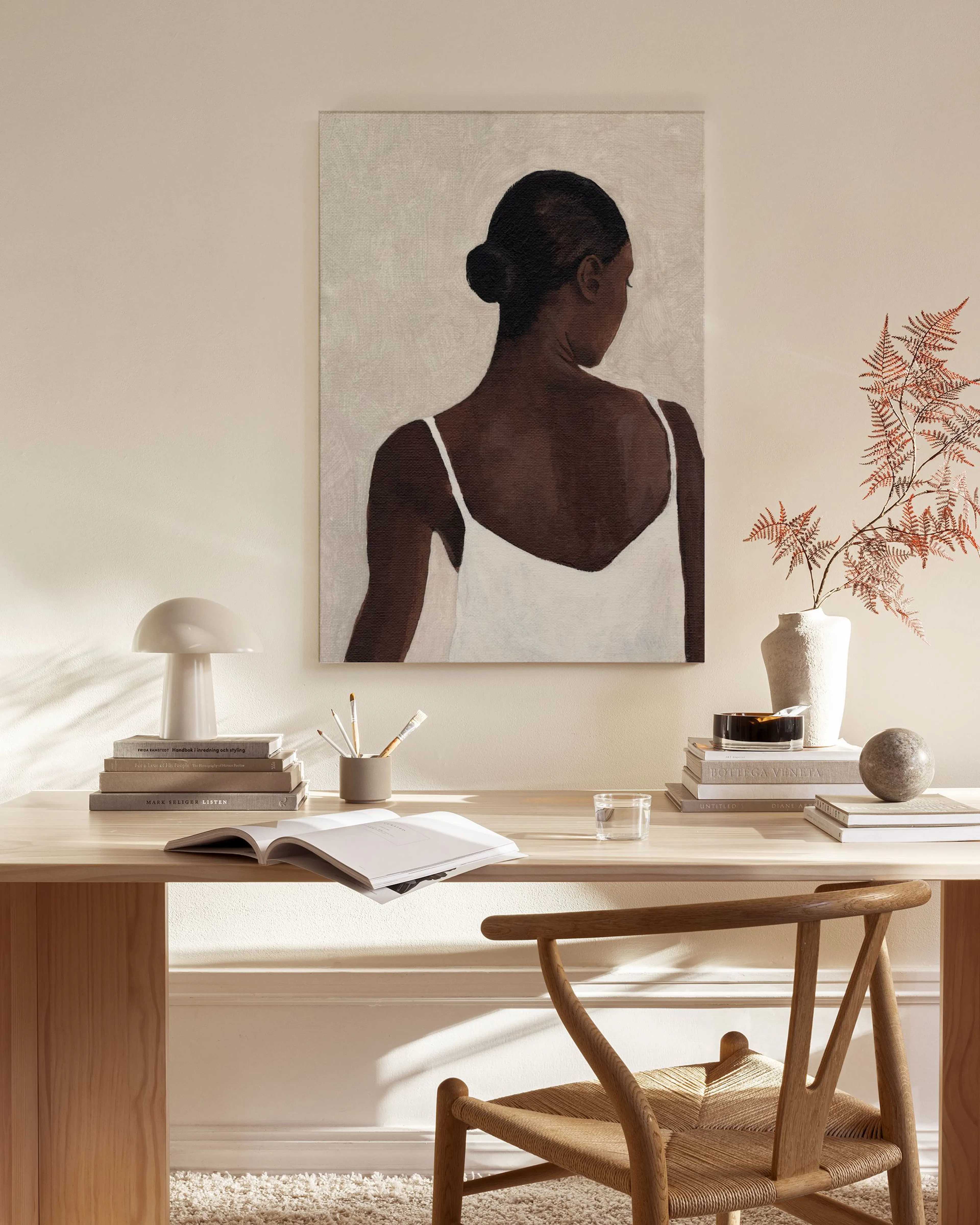 Leinwandbild einer Frau mit dunklen Haaren und weissem Kleid, im modernen Wohnzimmer über einem Sideboard hängend.