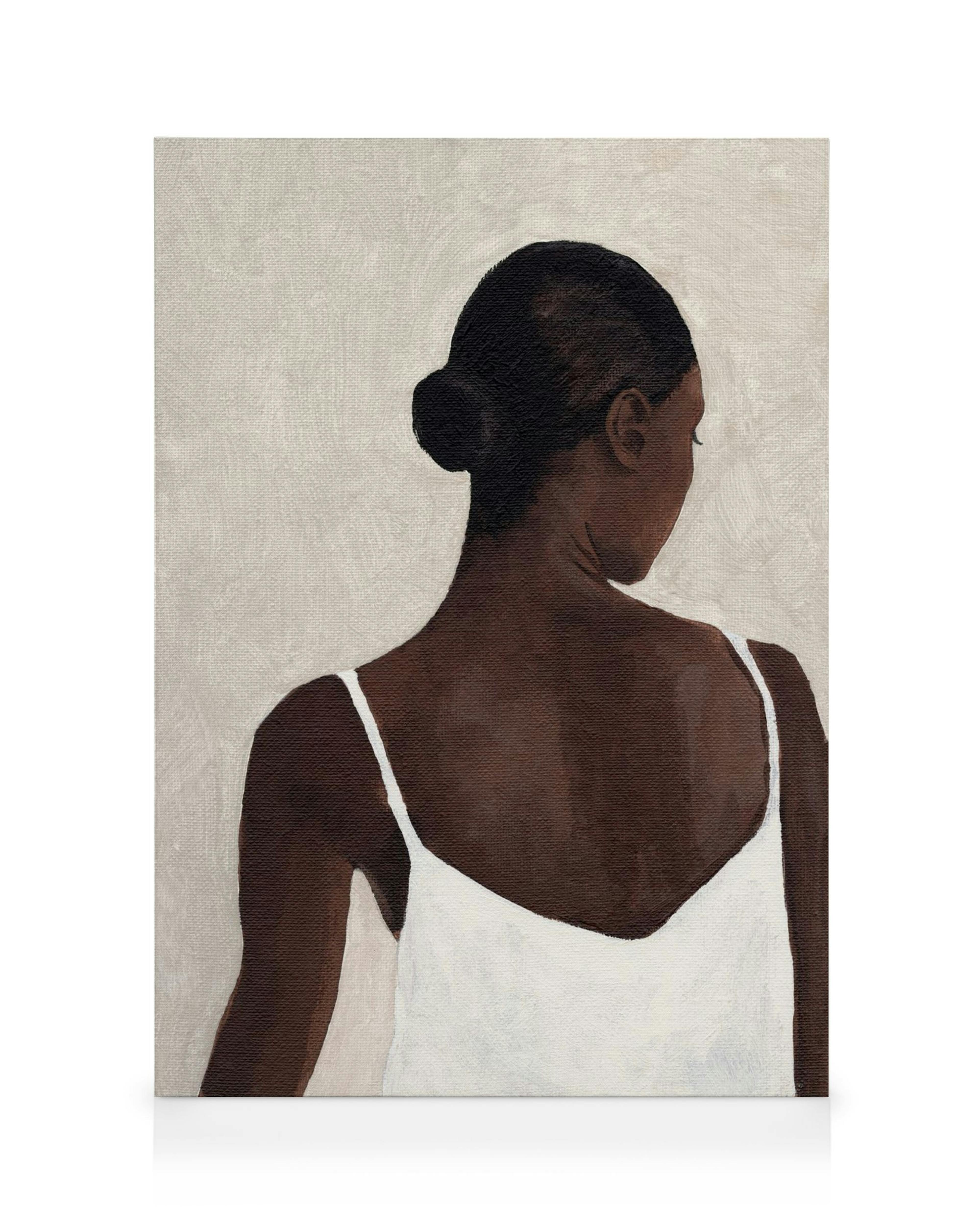 Akryllærred af kvinde med mørkt hår, hvid kjole, set bagfra mod beige baggrund. Kunstplakat i akryl.