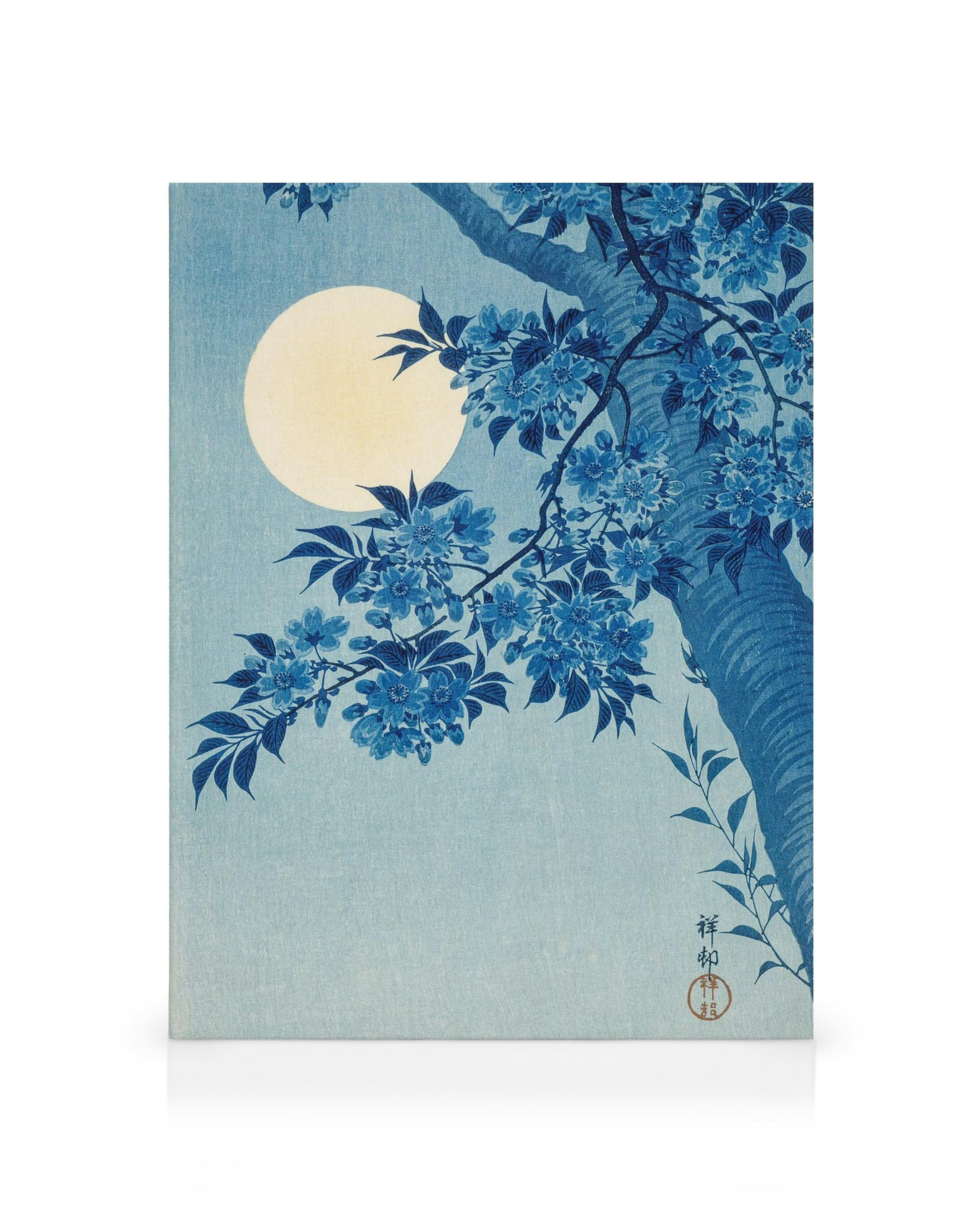 Stampa su tela di Ohara Koson: albero di ciliegio blu in fiore, luna piena, cielo notturno blu testurizzato.