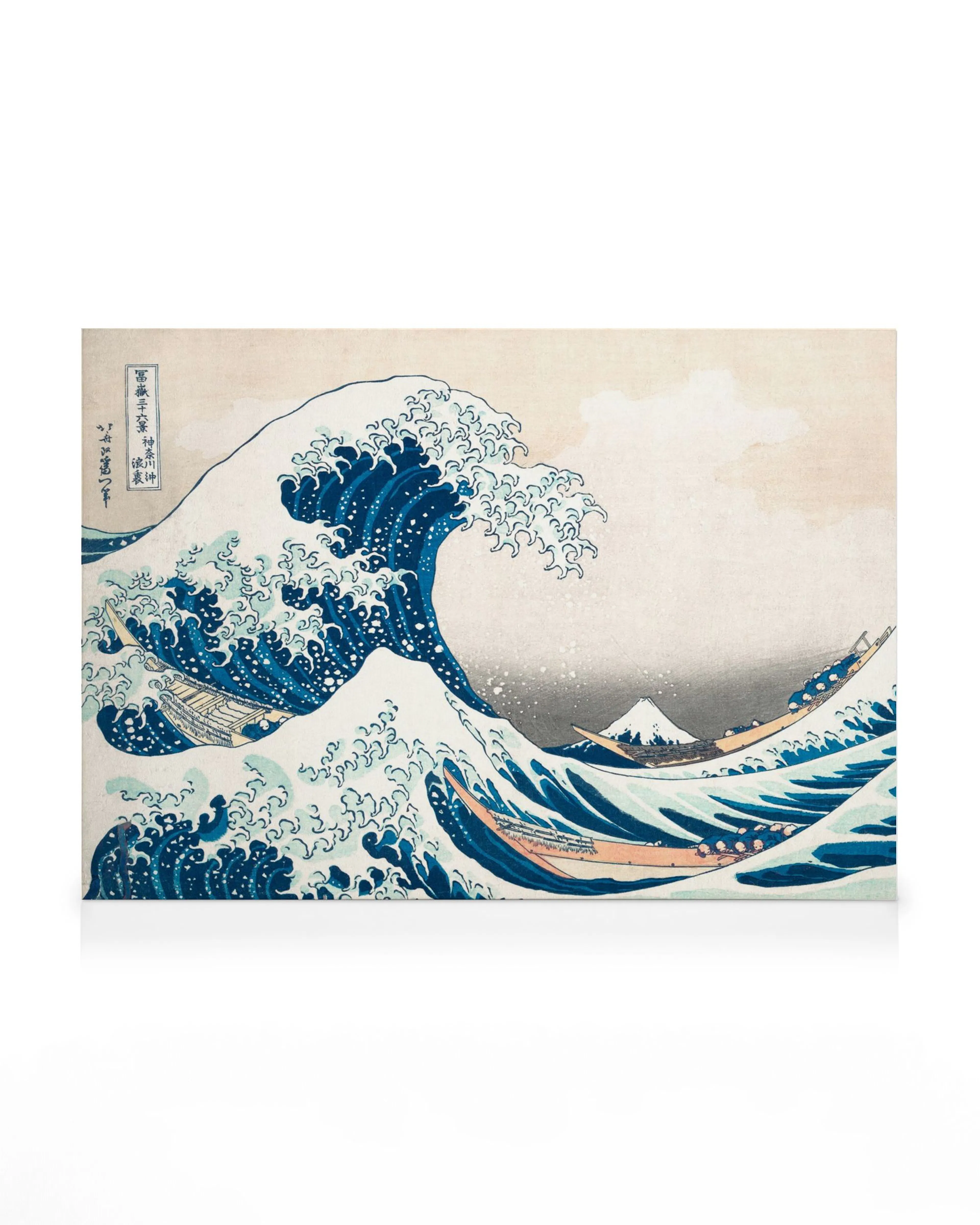 Lienzo de Hokusai La Gran Ola con espuma azul y blanca, barcos y montaña Fuji sobre fondo beige