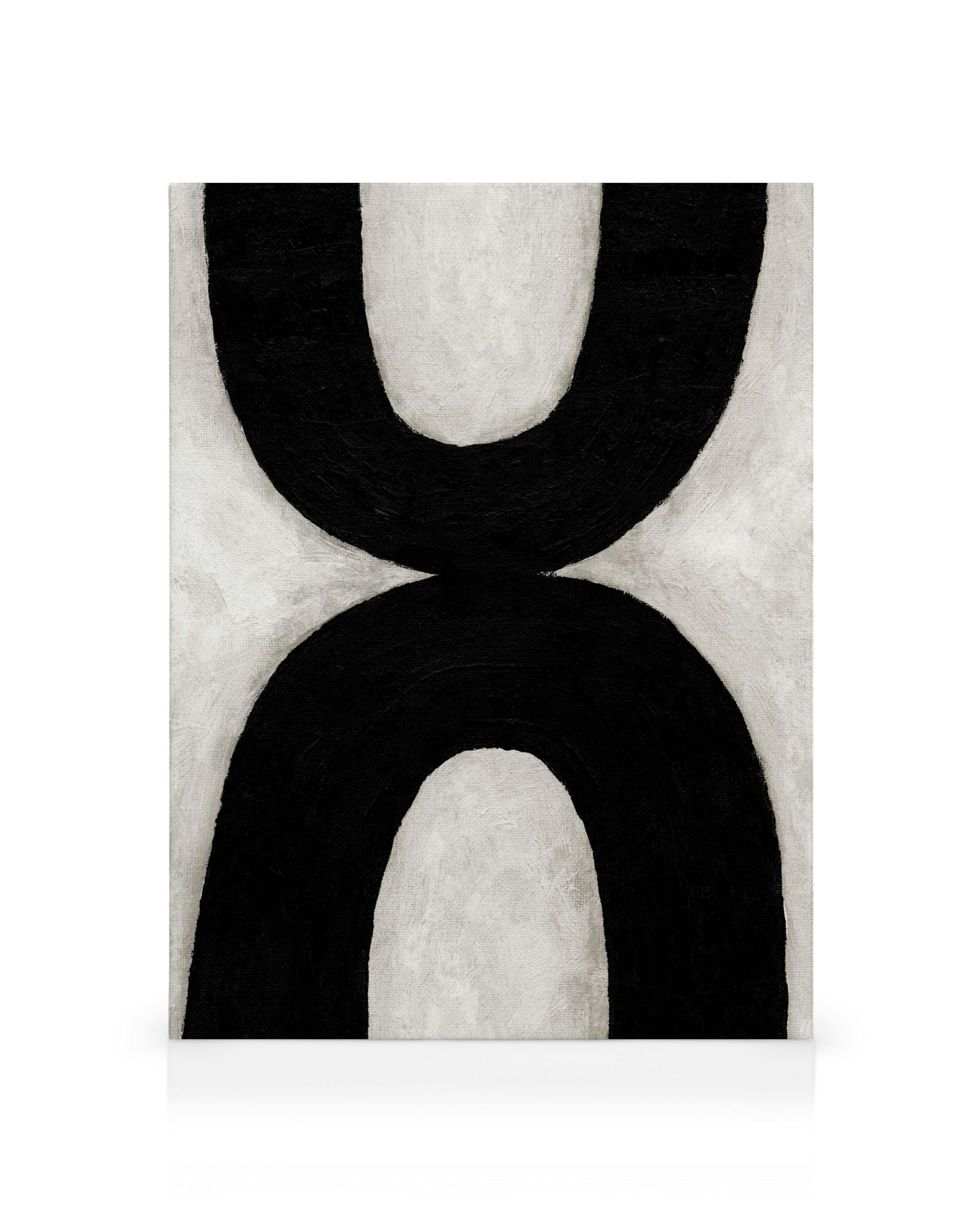 Grafická ilustrace dvou černých oblouků na béžovém pozadí s texturou, minimalistické plátno.