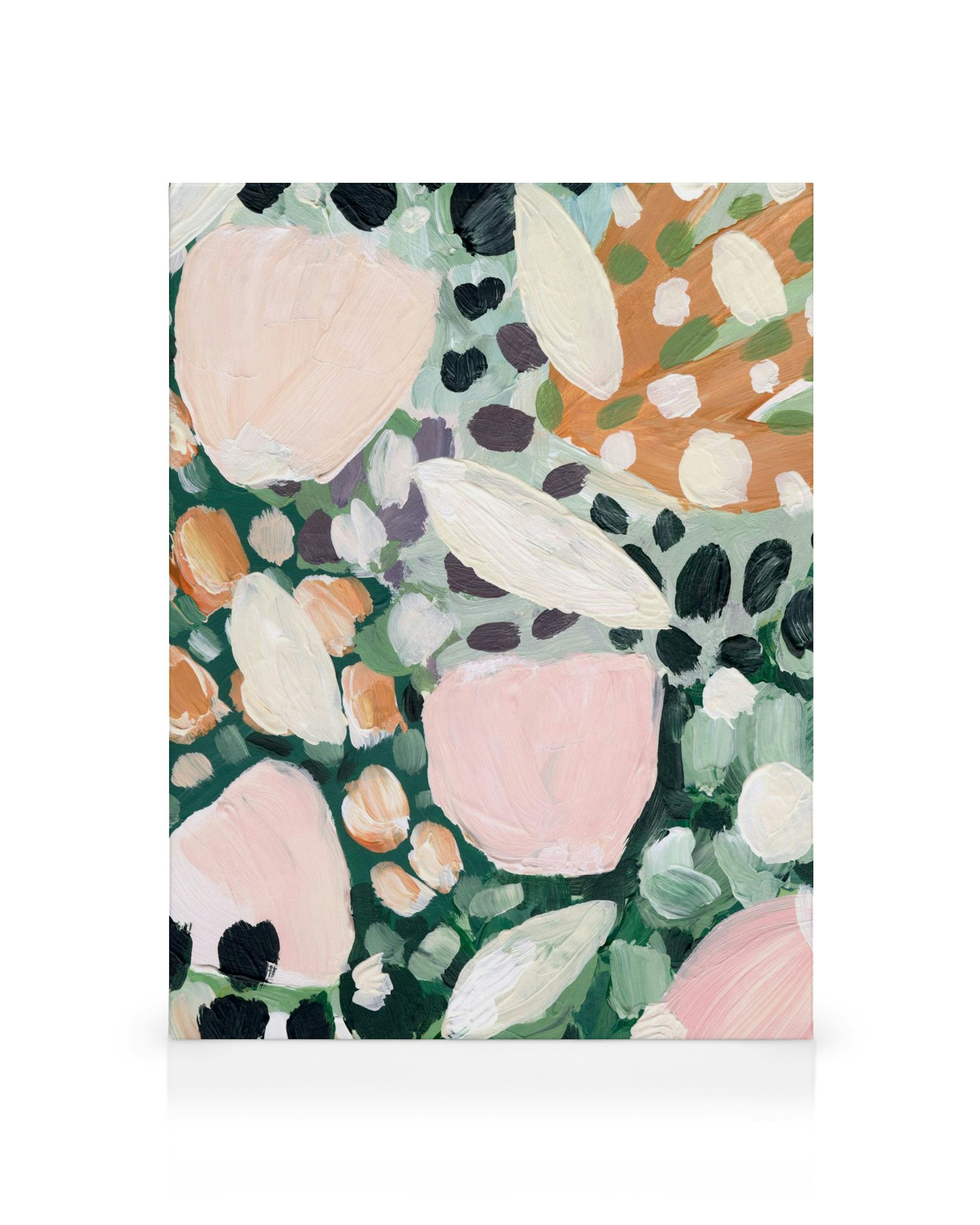 Toile abstraite avec formes de fleurs roses, blanches, noires et vertes sur fond beige, coups de pinceau visibles