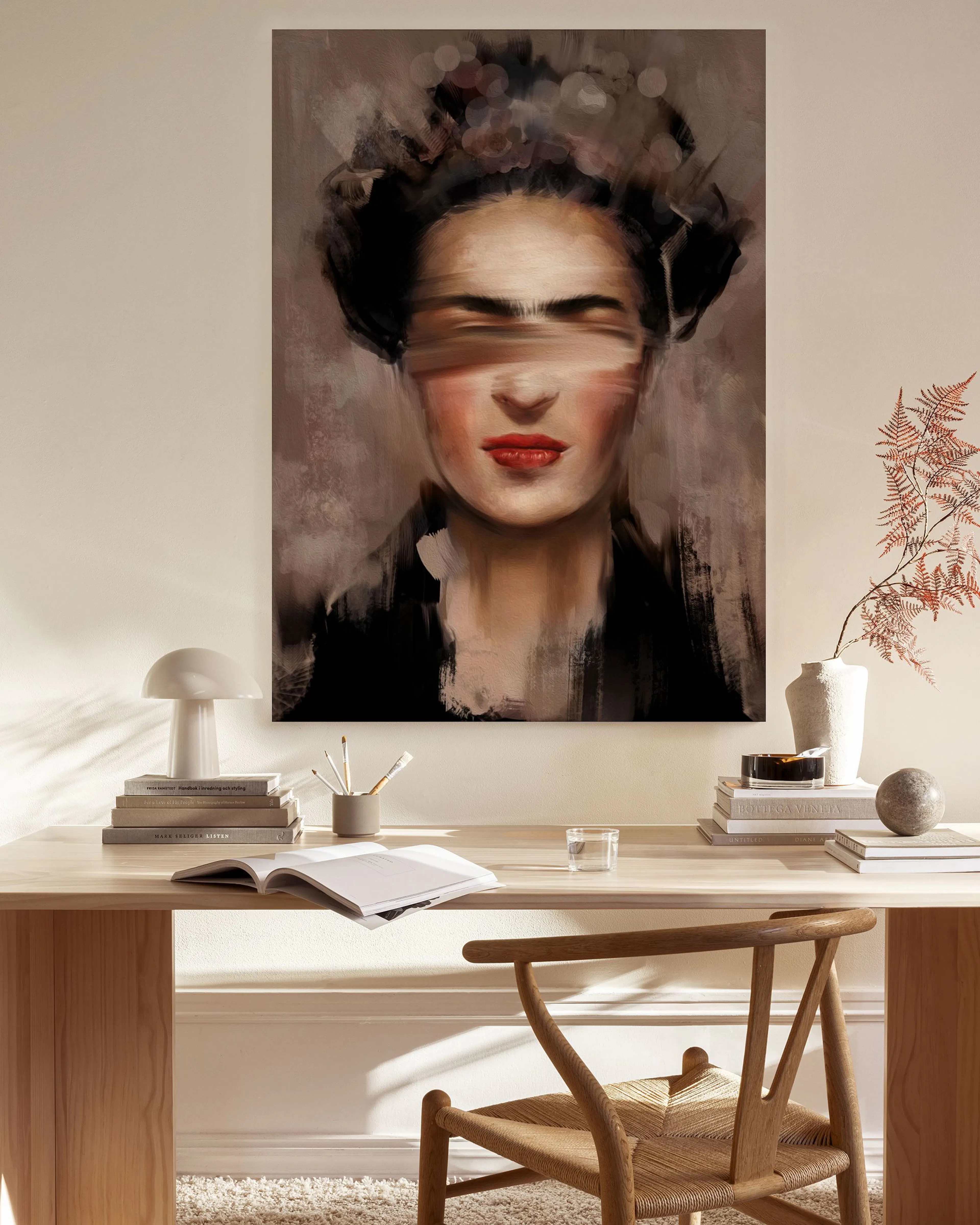 Canvas van Frida Kahlo met rode lippen en horizontale blokken over haar ogen, hangend in een moderne woonkamer.