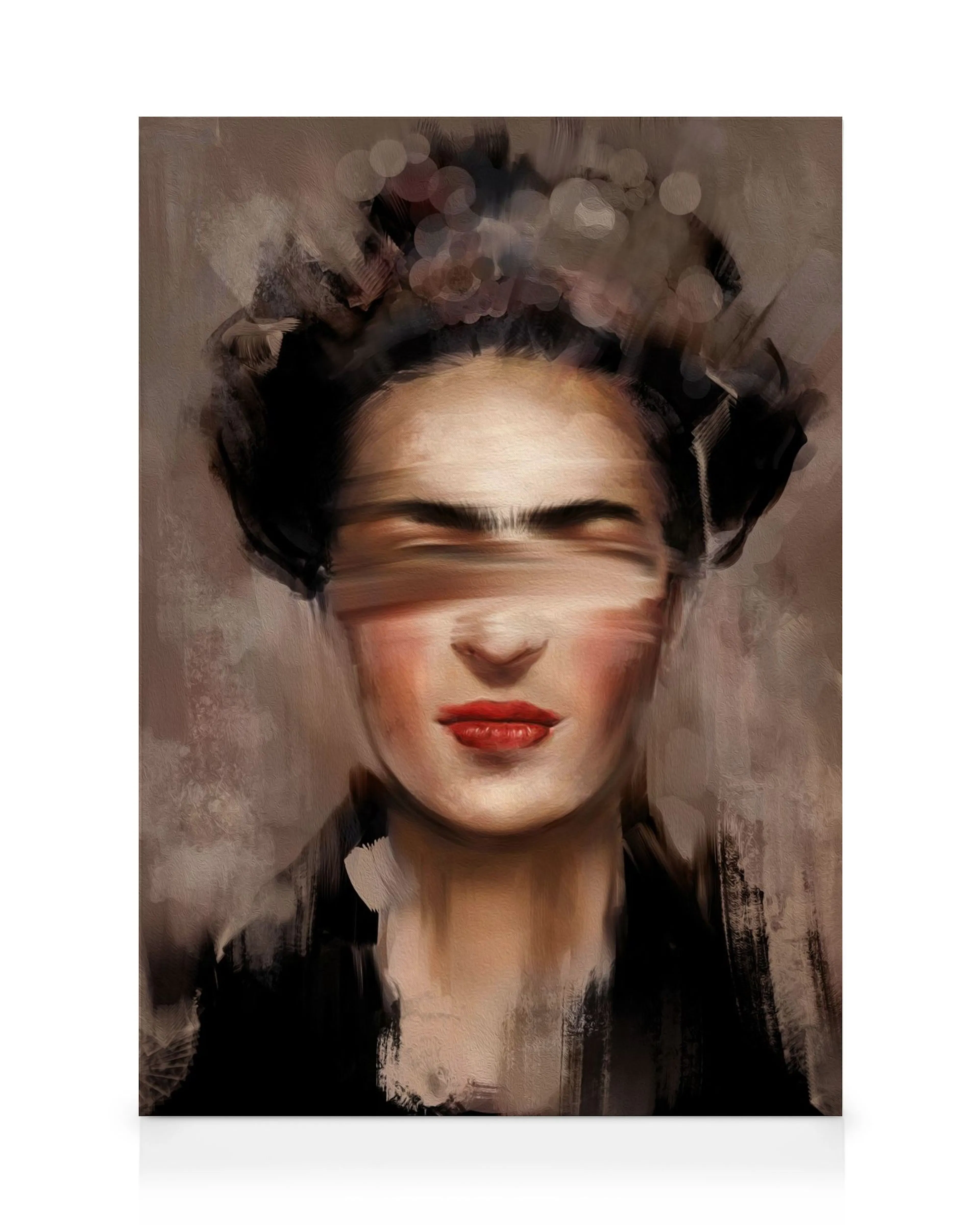 Schilderij van vrouw met donker haar en rode lippen, omgeven door wazige, bijna abstracte neutrale achtergrond.